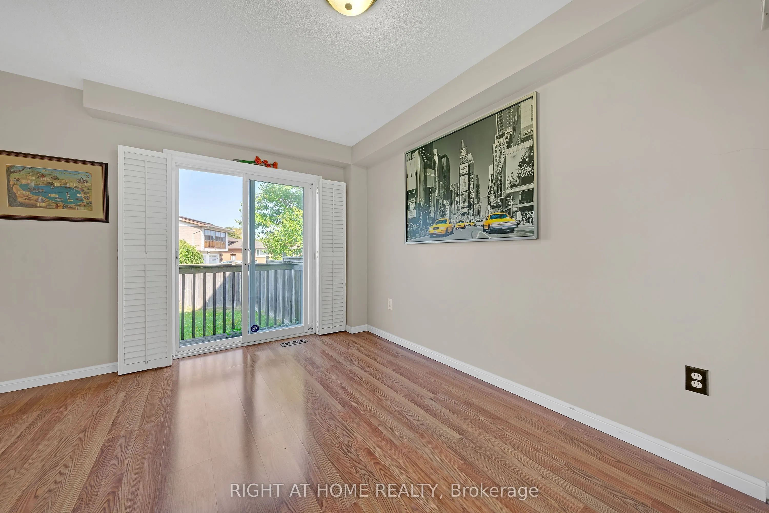 906 Bourne Crescent