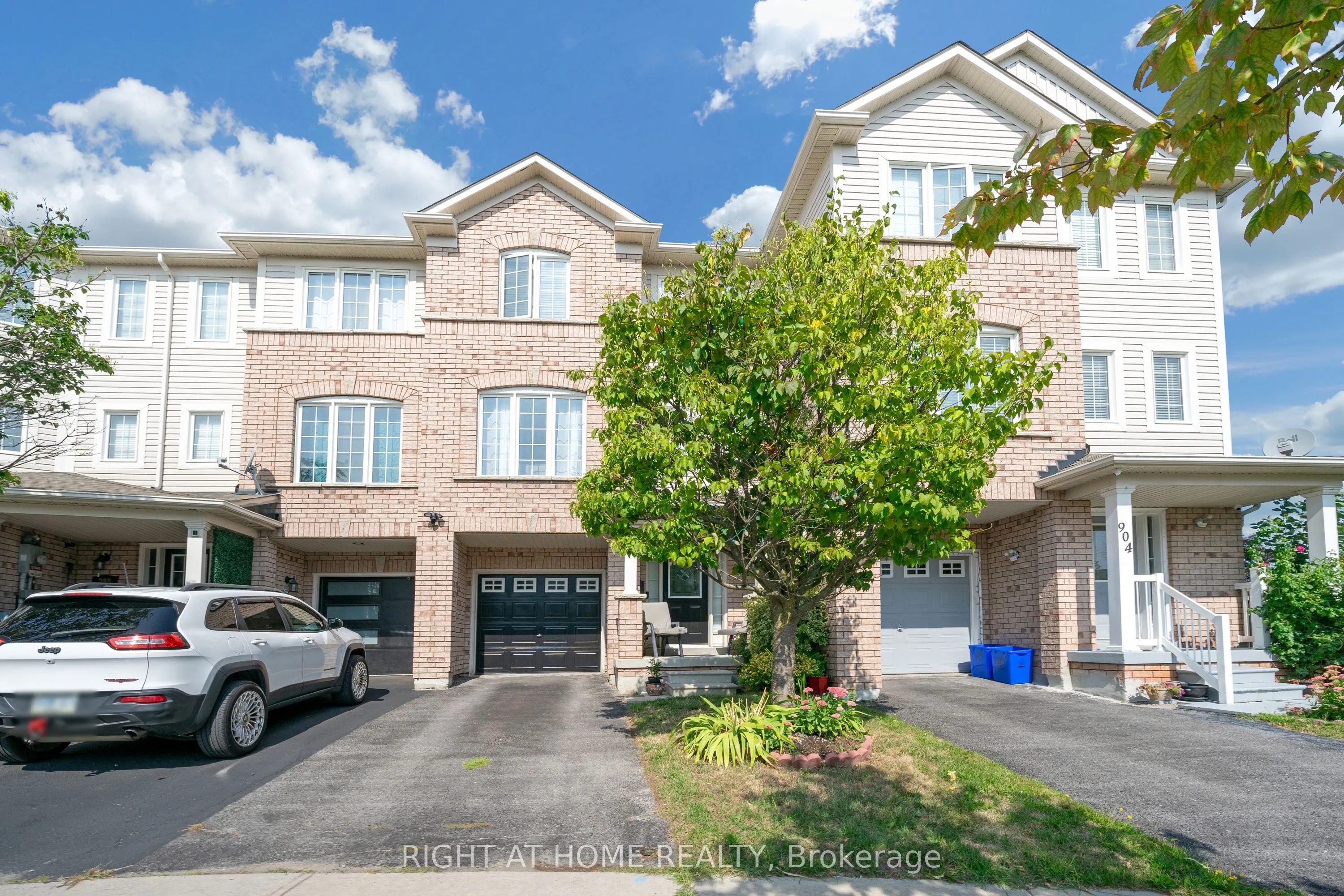 906 Bourne Crescent