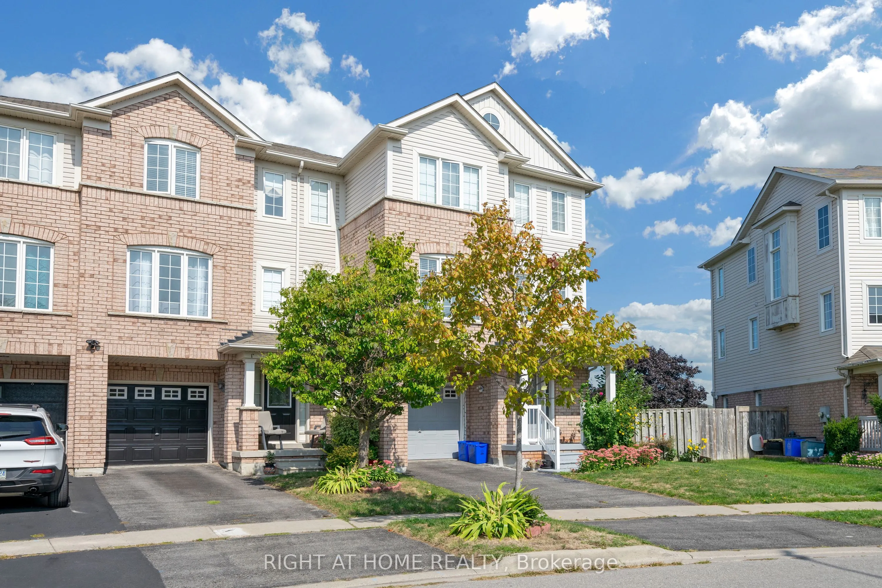906 Bourne Crescent