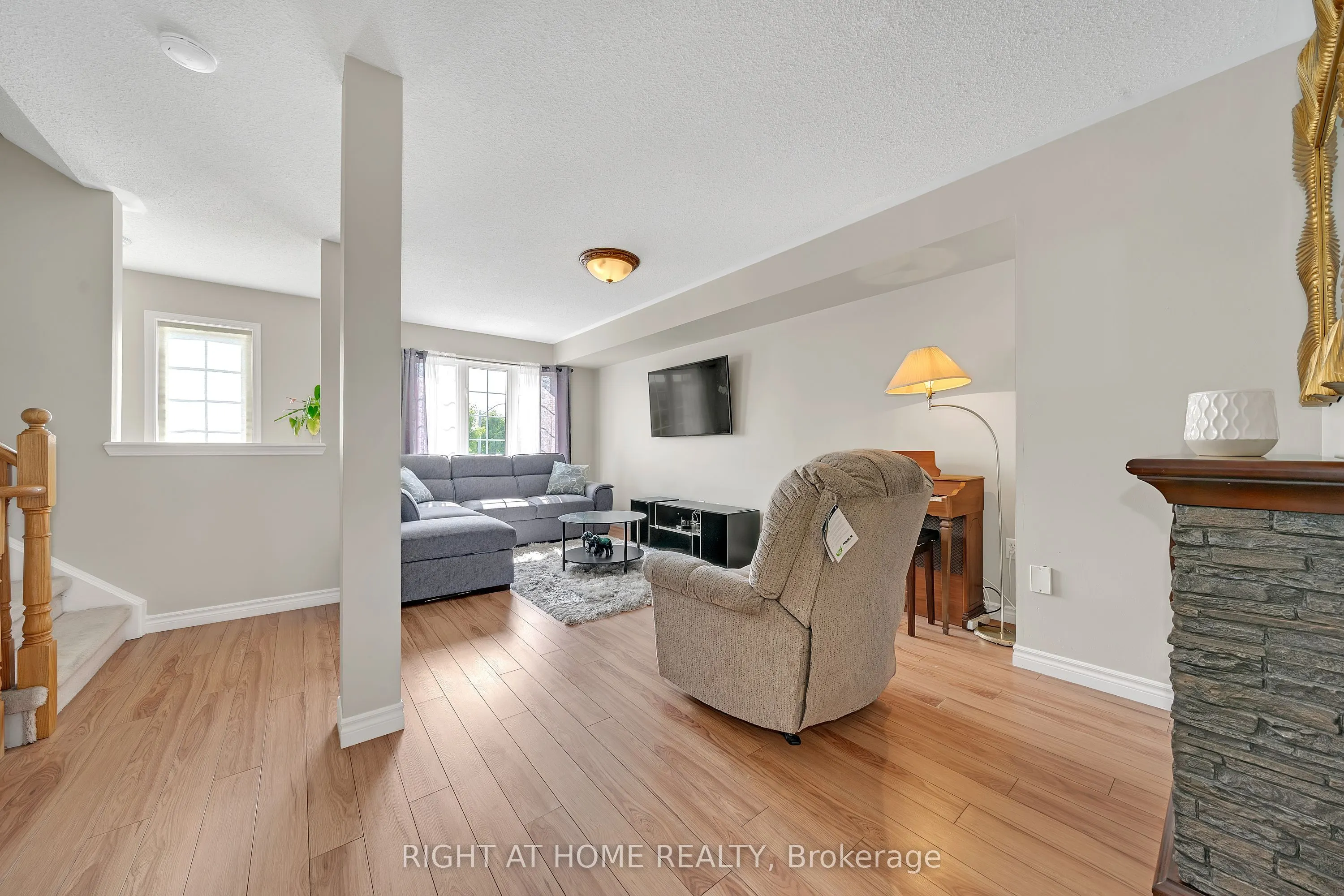 906 Bourne Crescent
