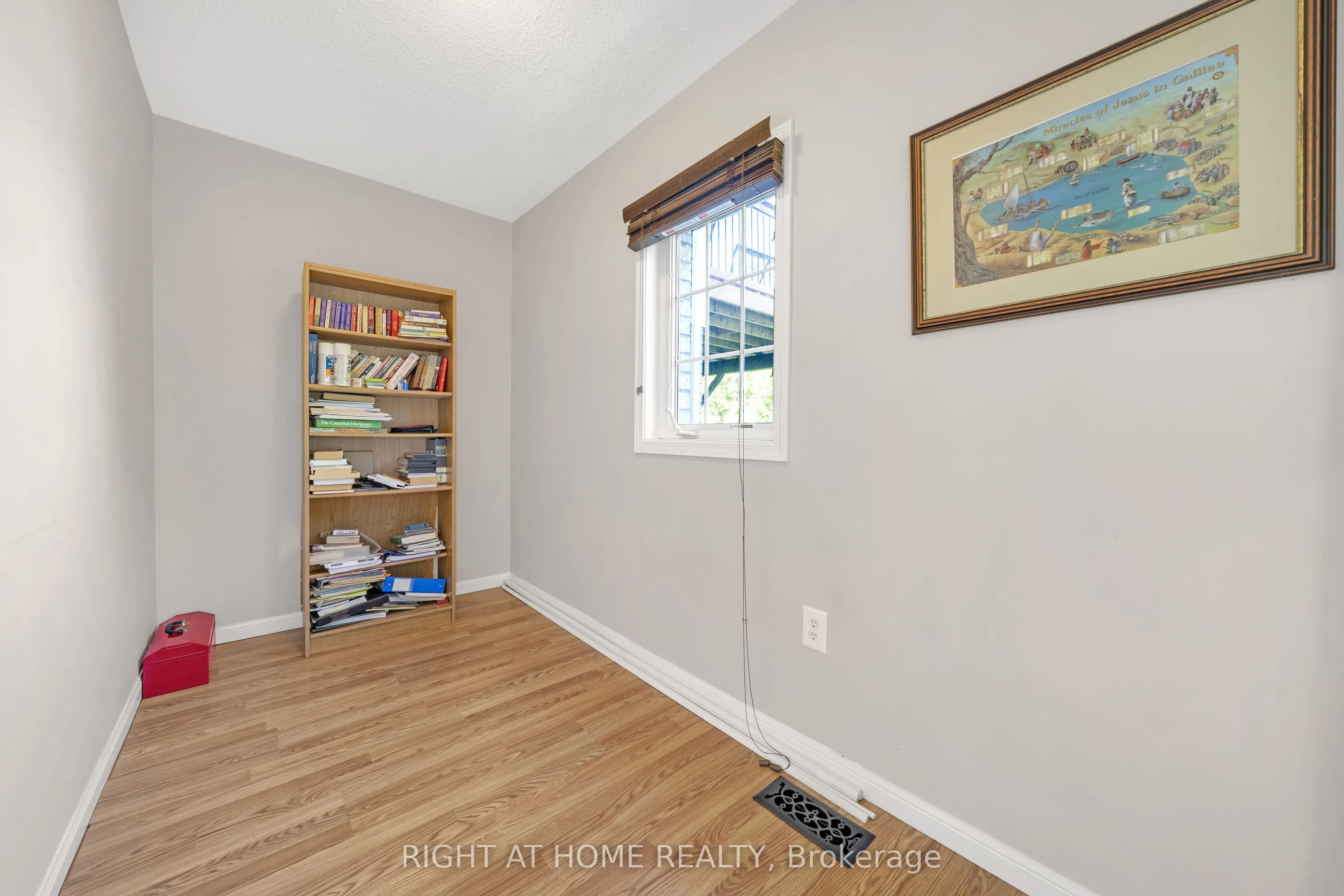 906 Bourne Crescent