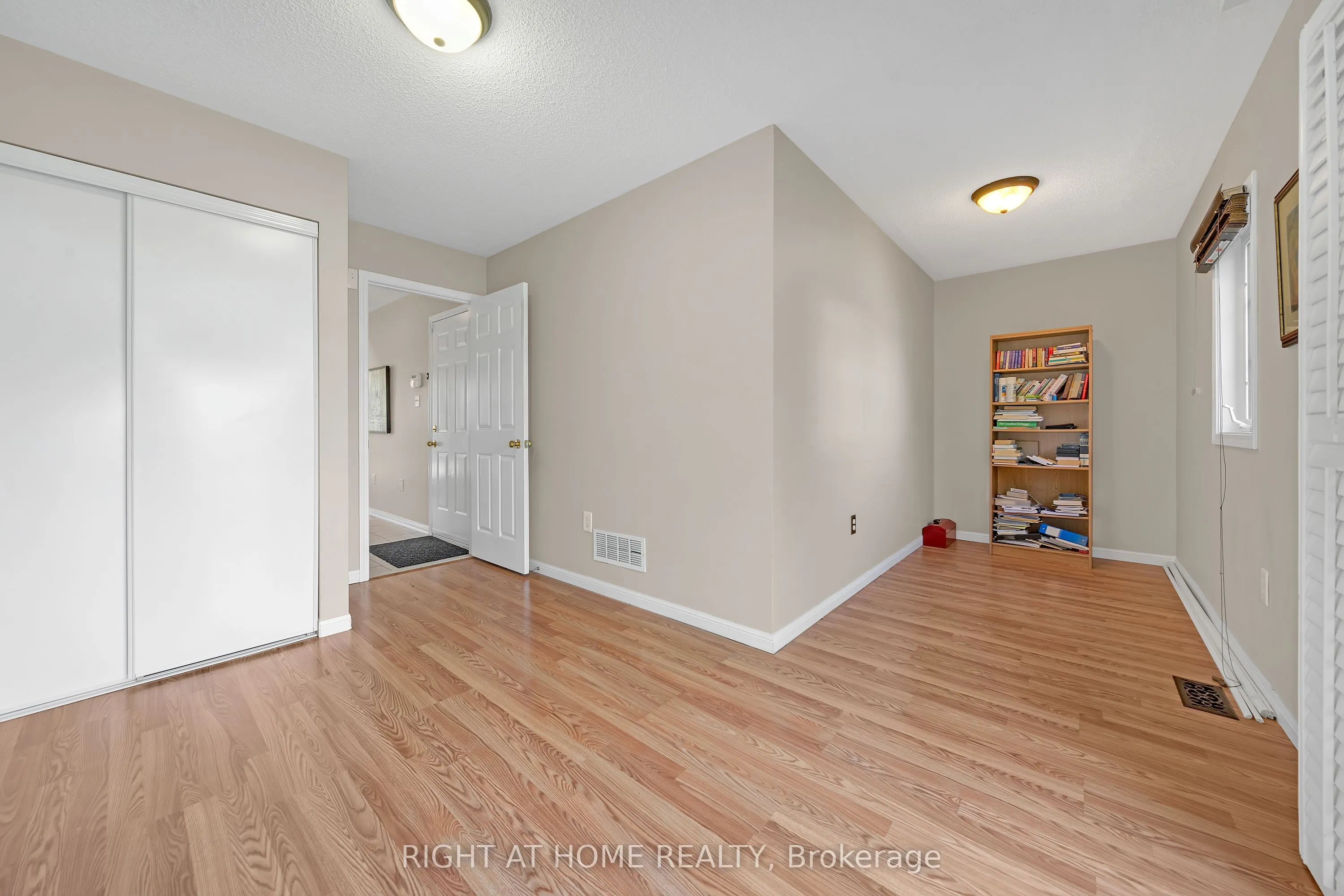 906 Bourne Crescent