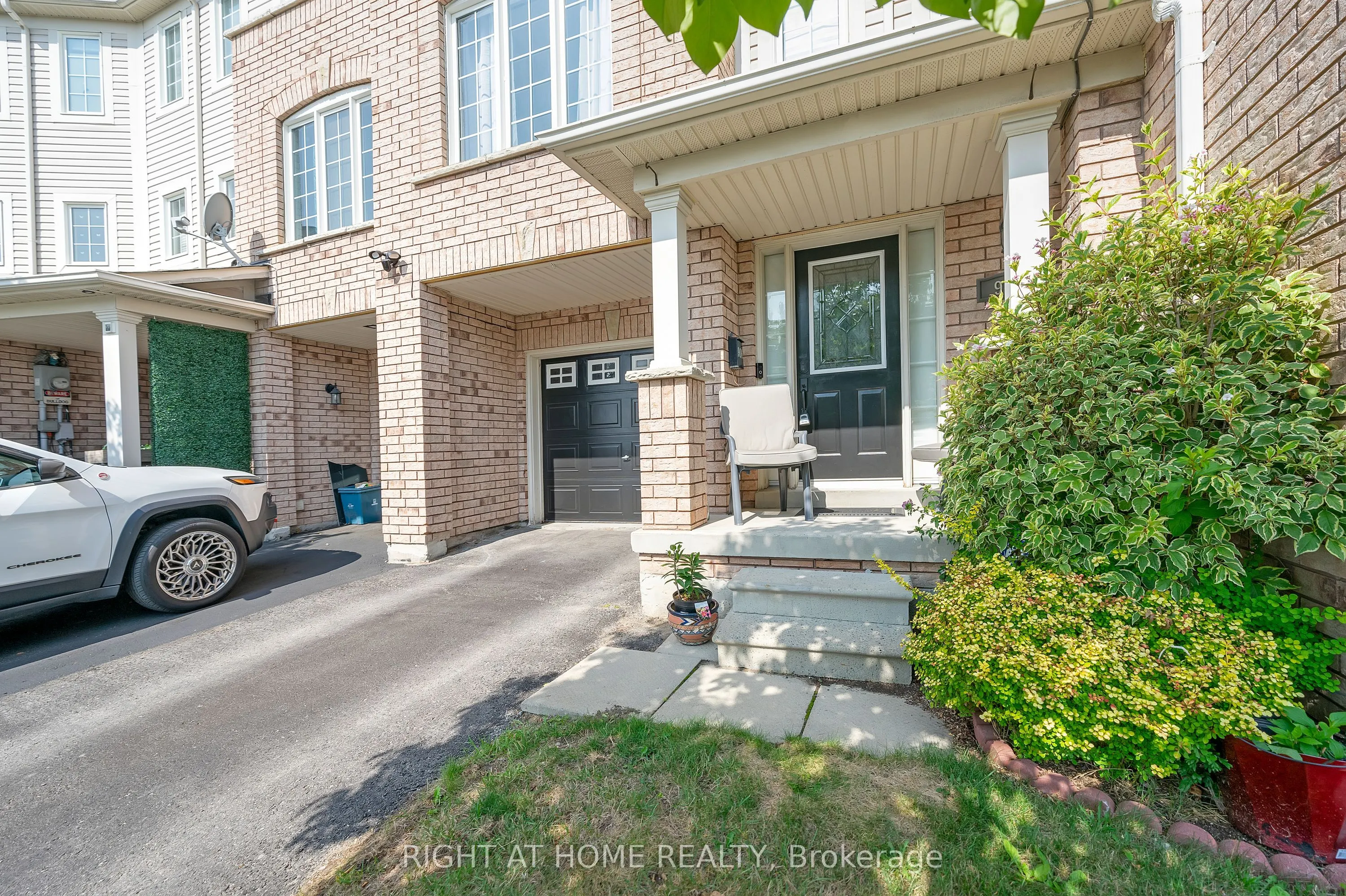906 Bourne Crescent