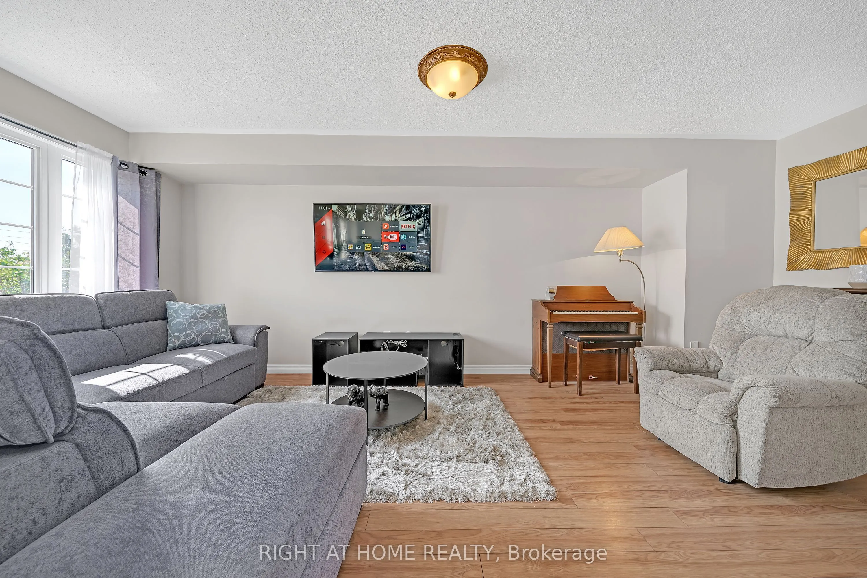 906 Bourne Crescent