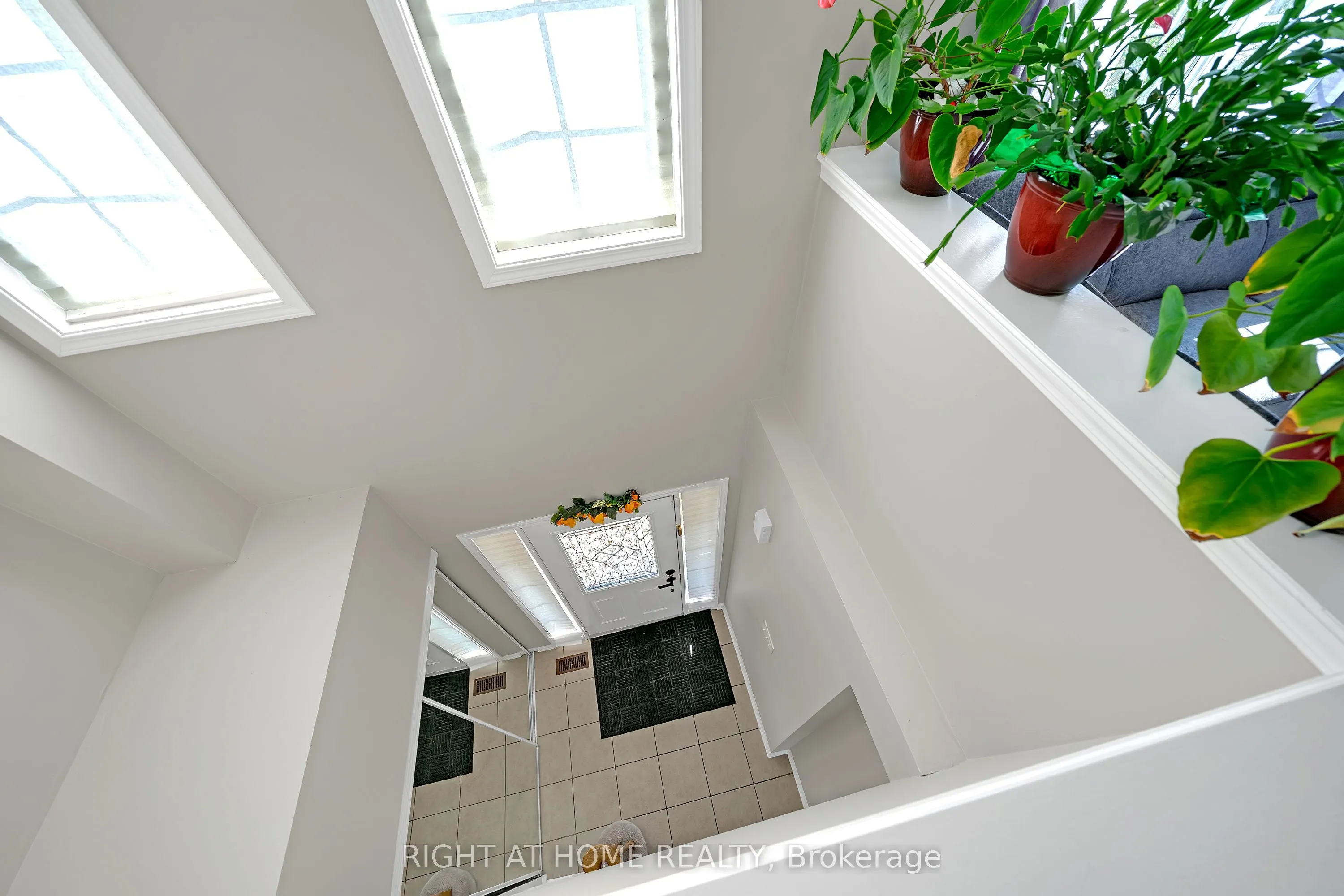 906 Bourne Crescent