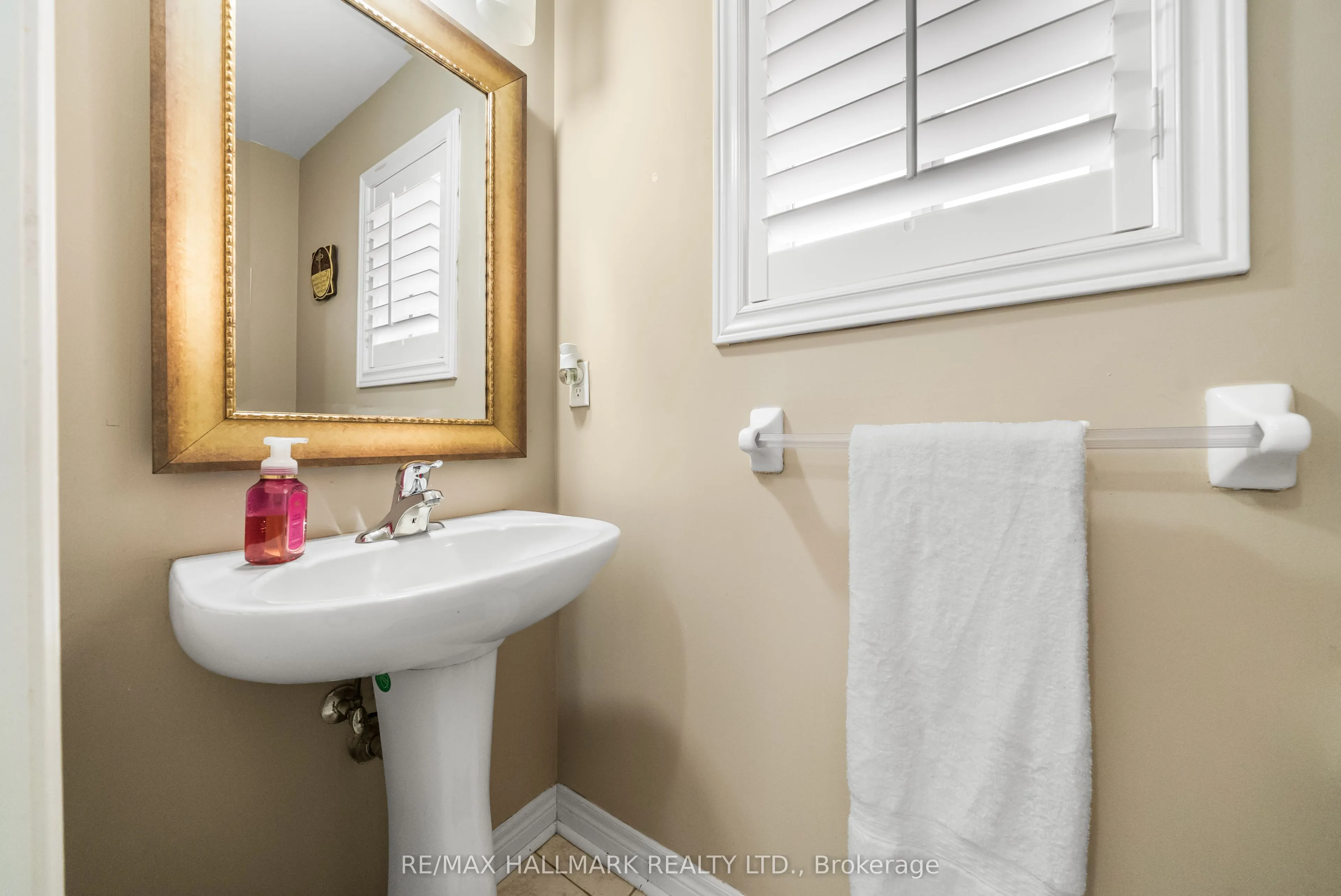95 Rockland Crescent