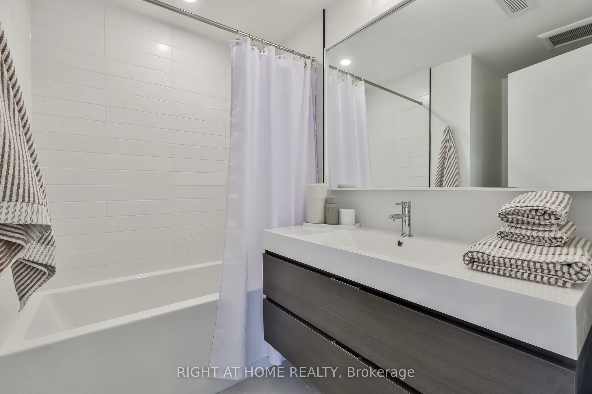 2343 Gerrard Street E, #Centre