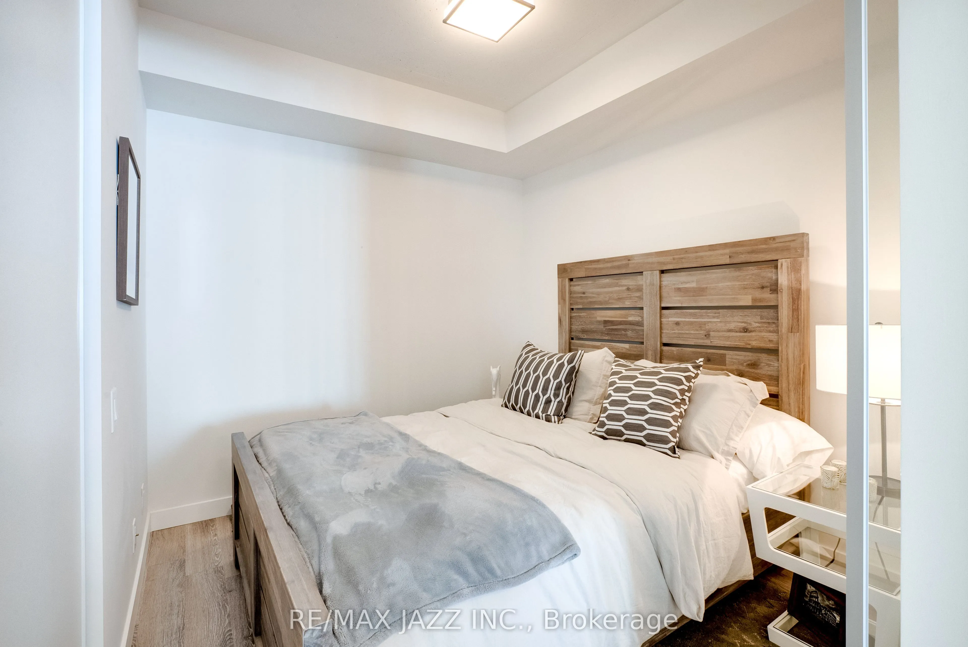 100 Bond Street E, #707
