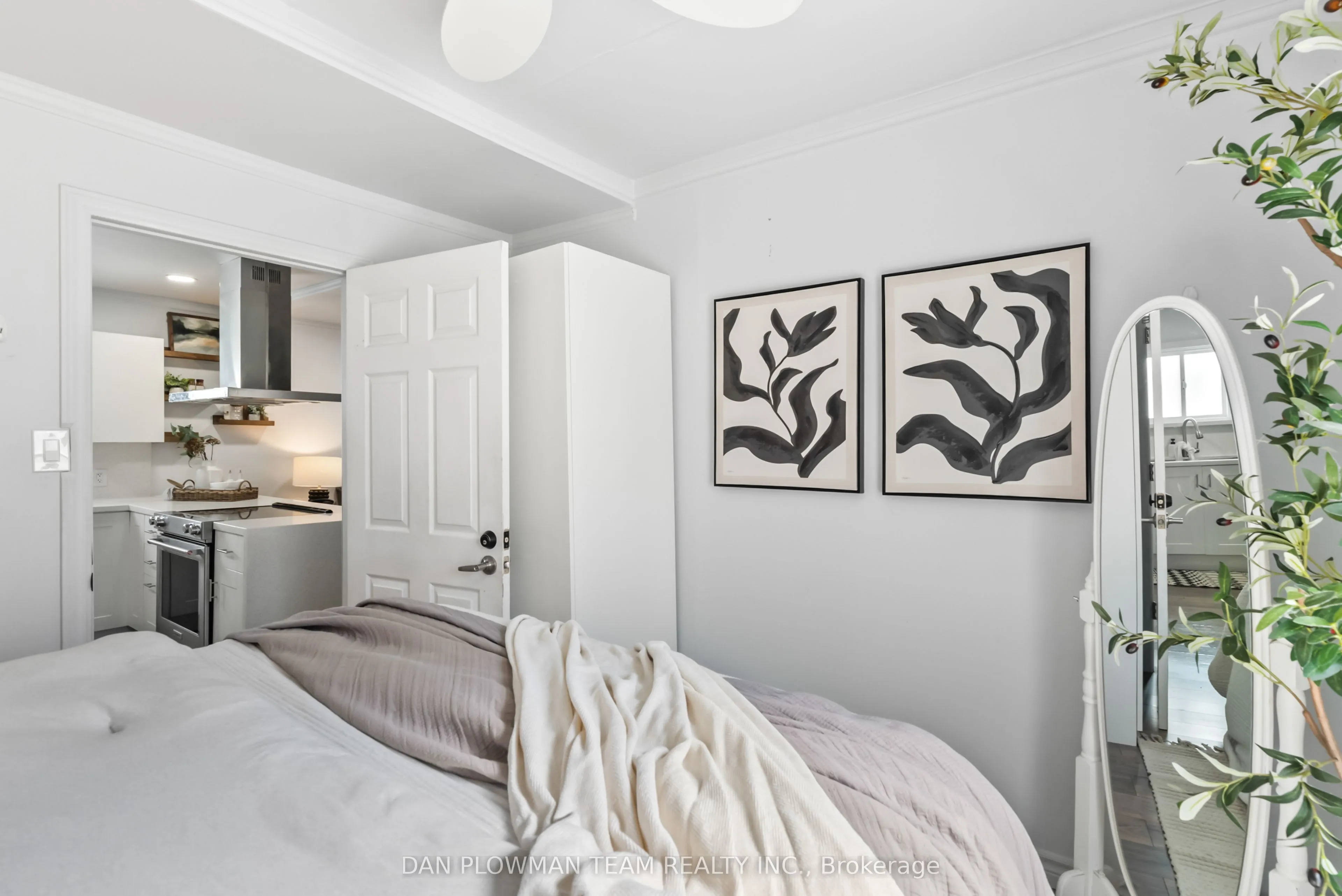 182 Bloor Street W