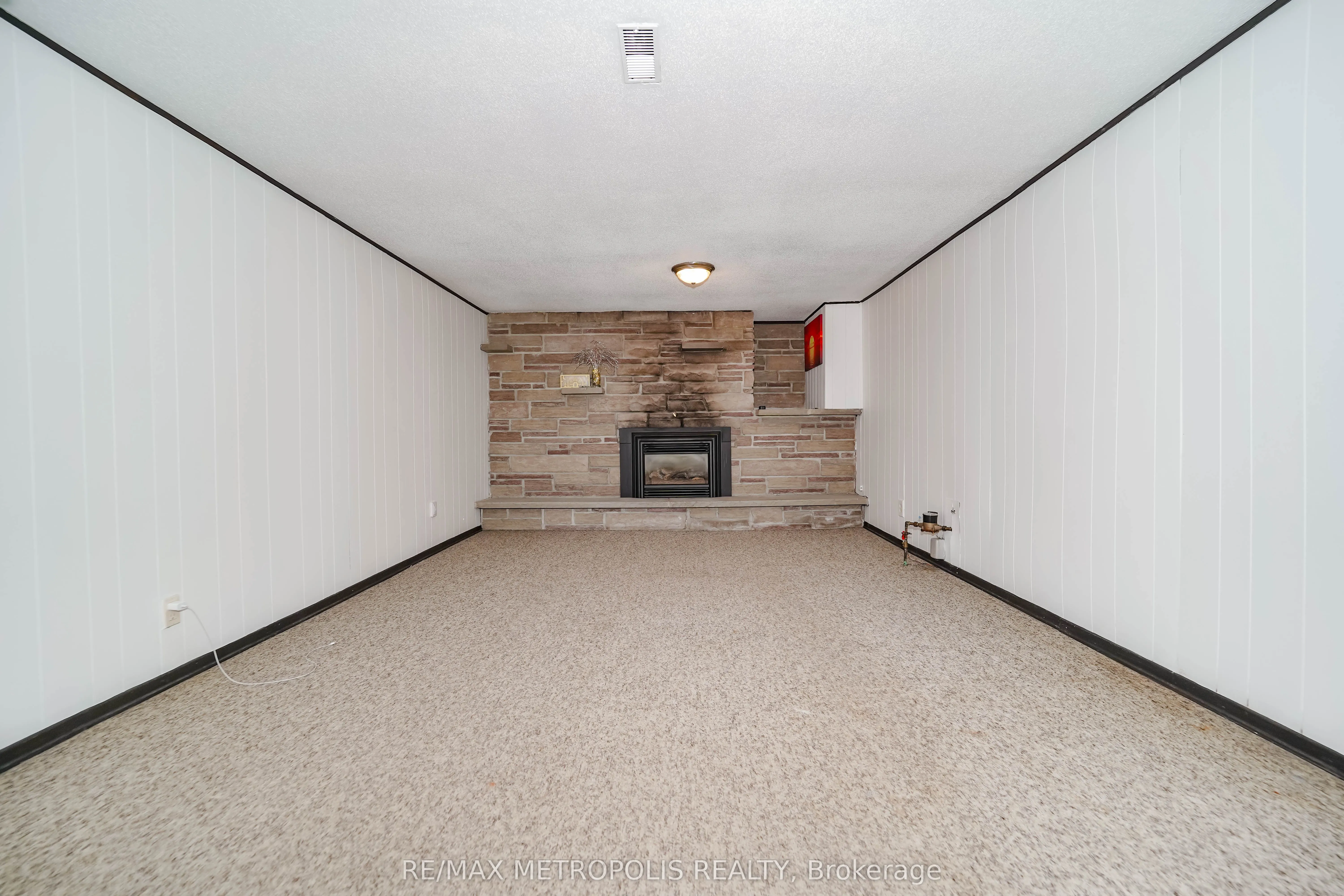 592 Carlyle Court