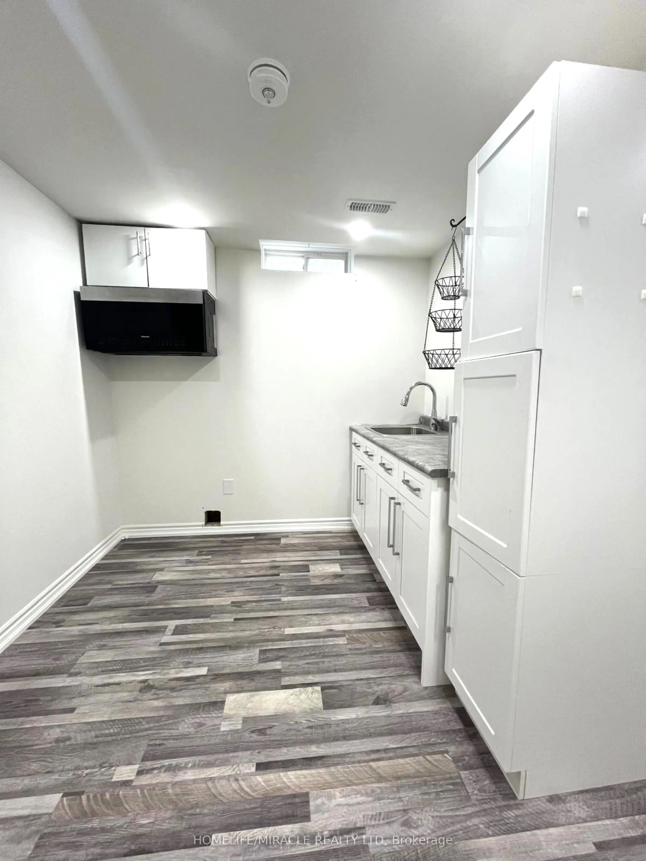 1323 Ashgrove Crescent