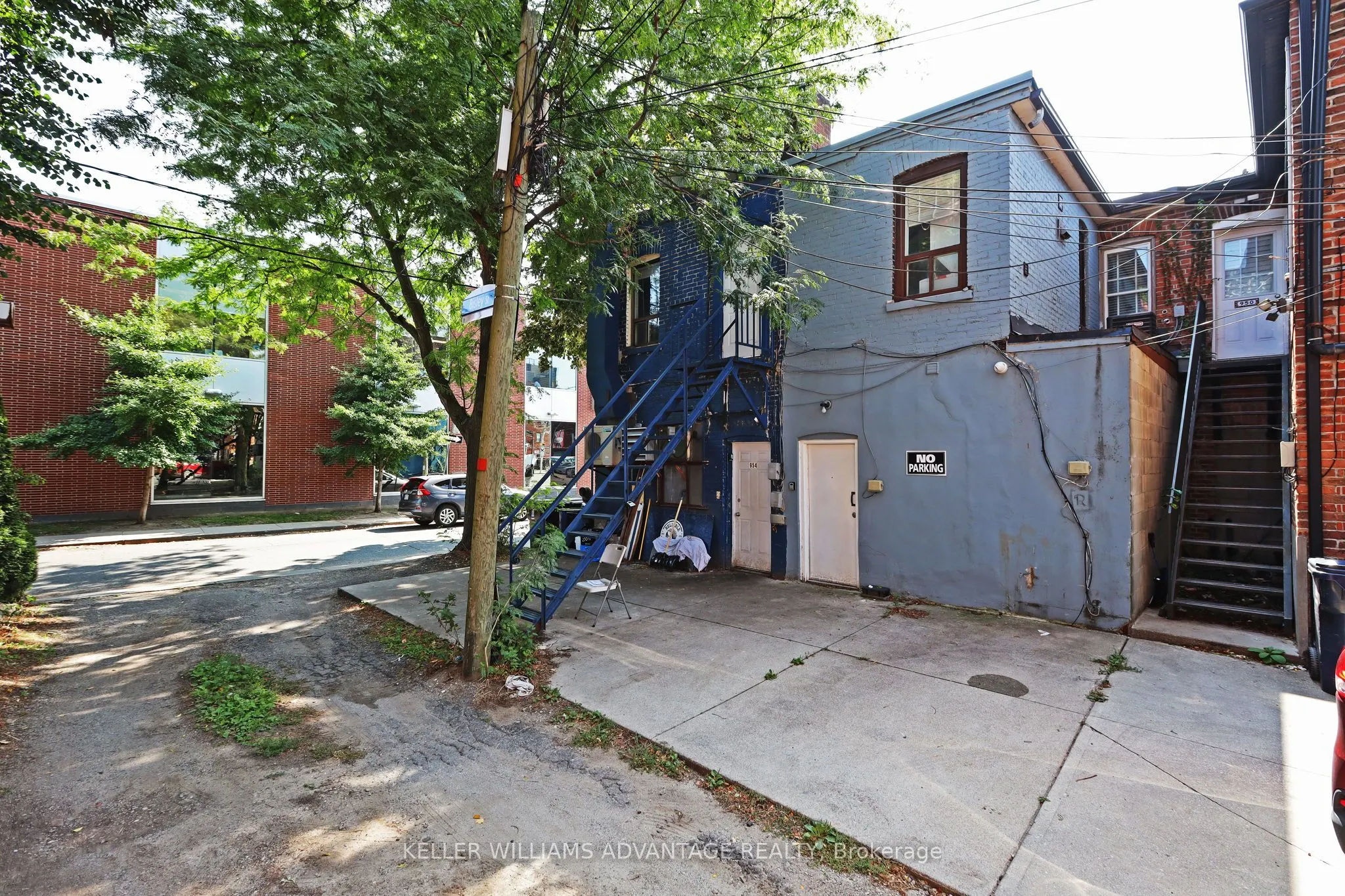 952 Queen Street E