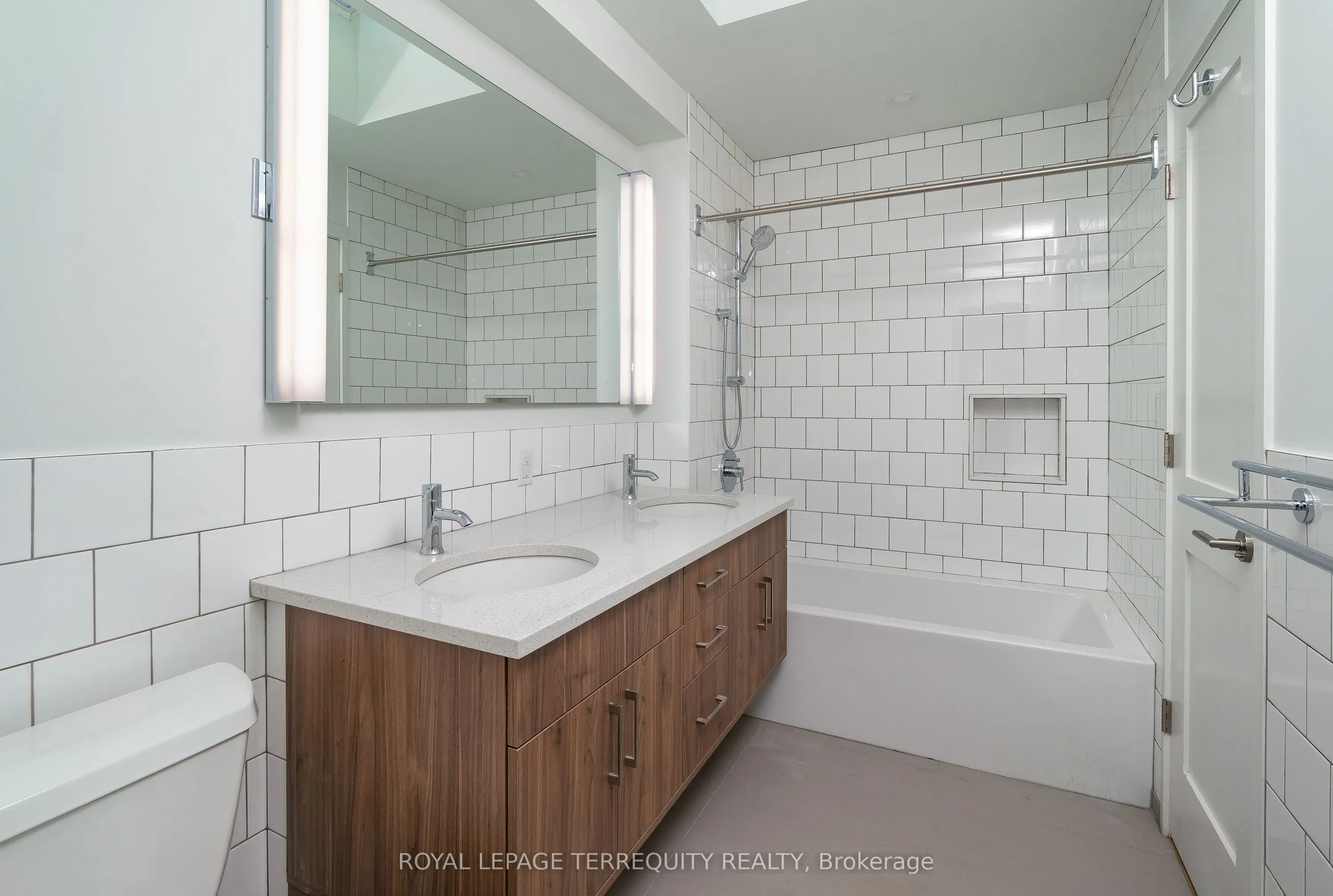 211 Chatham Avenue, #Upper