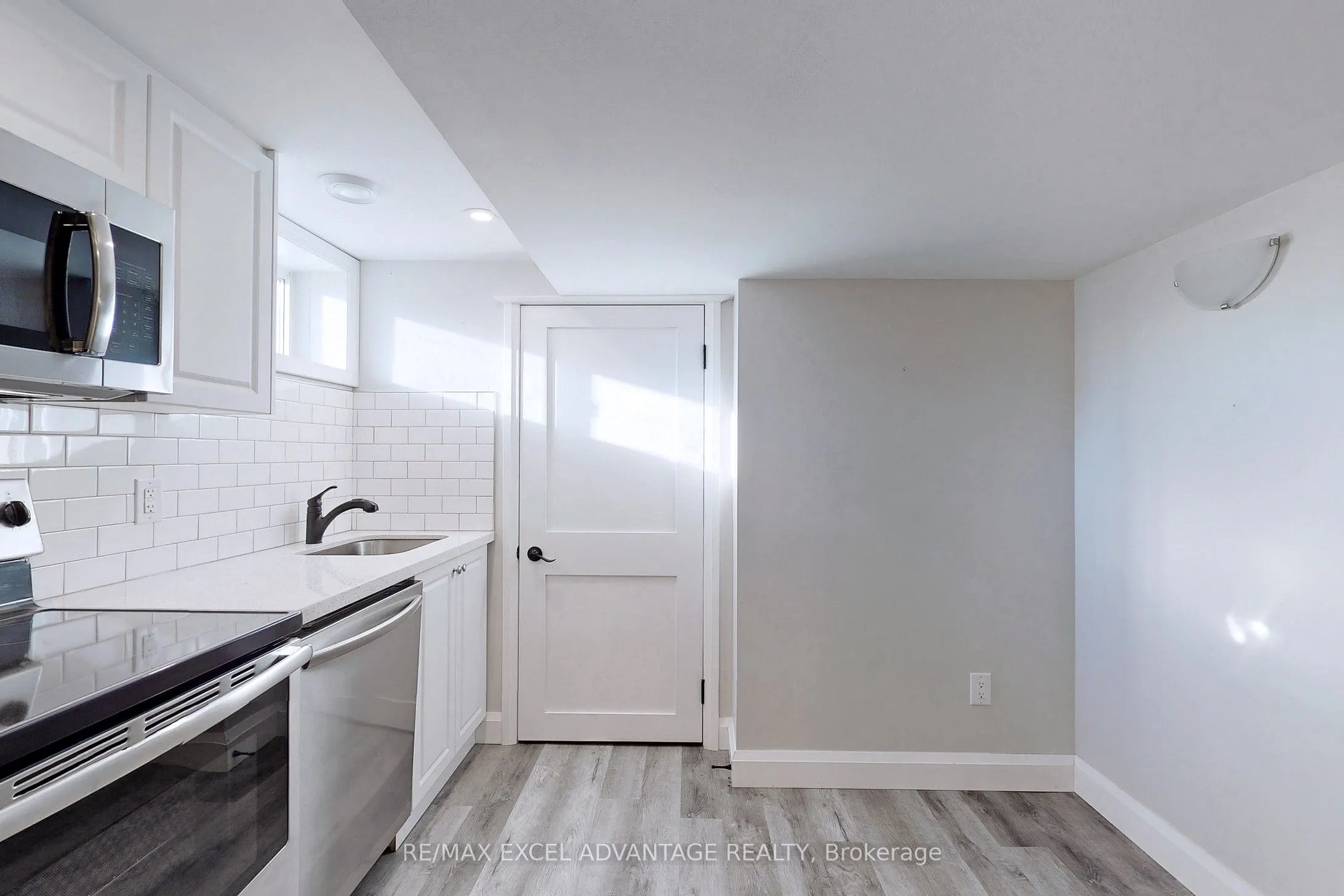 558 Adelaide Avenue W, #Lower