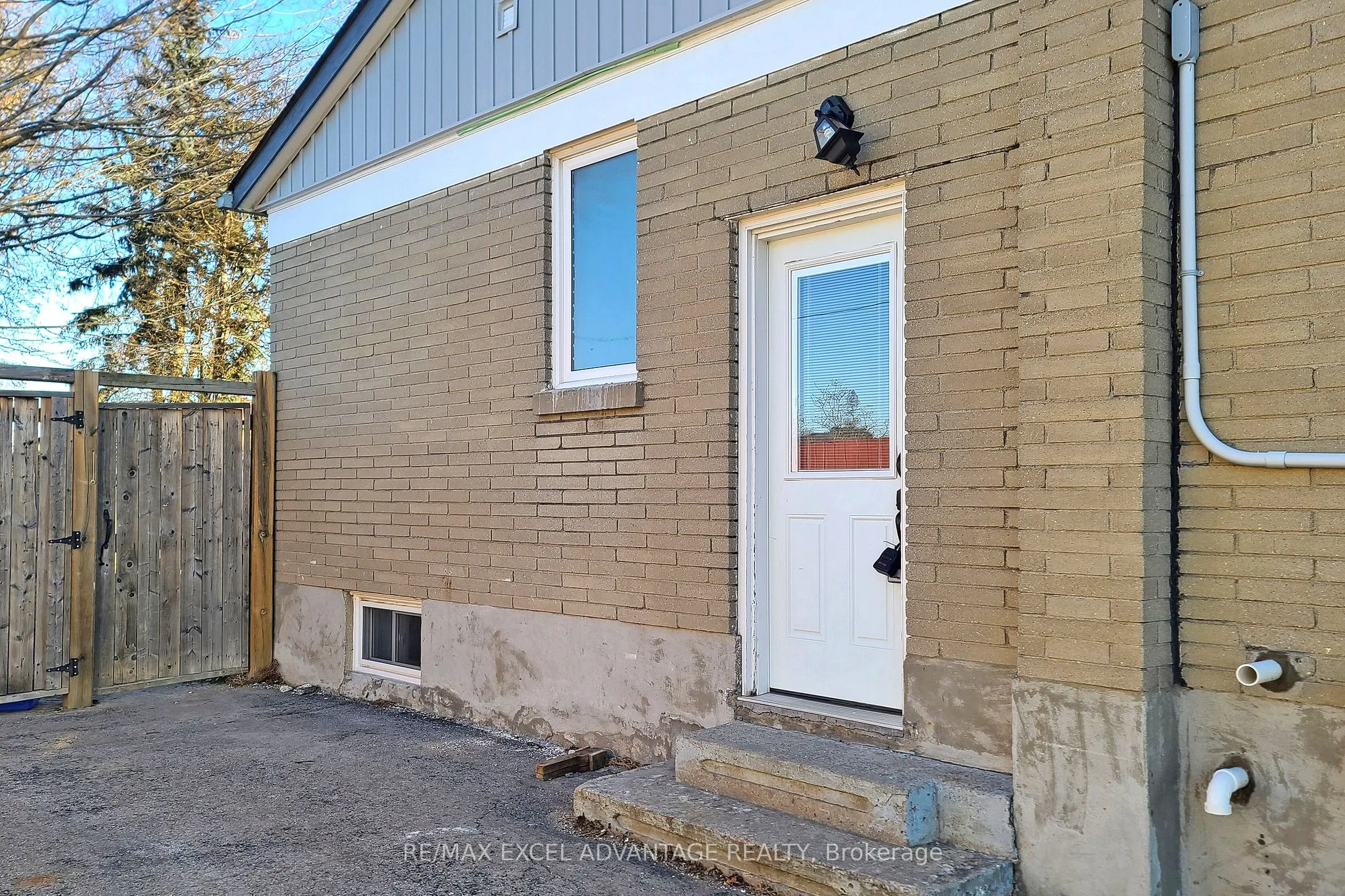 558 Adelaide Avenue W, #Lower