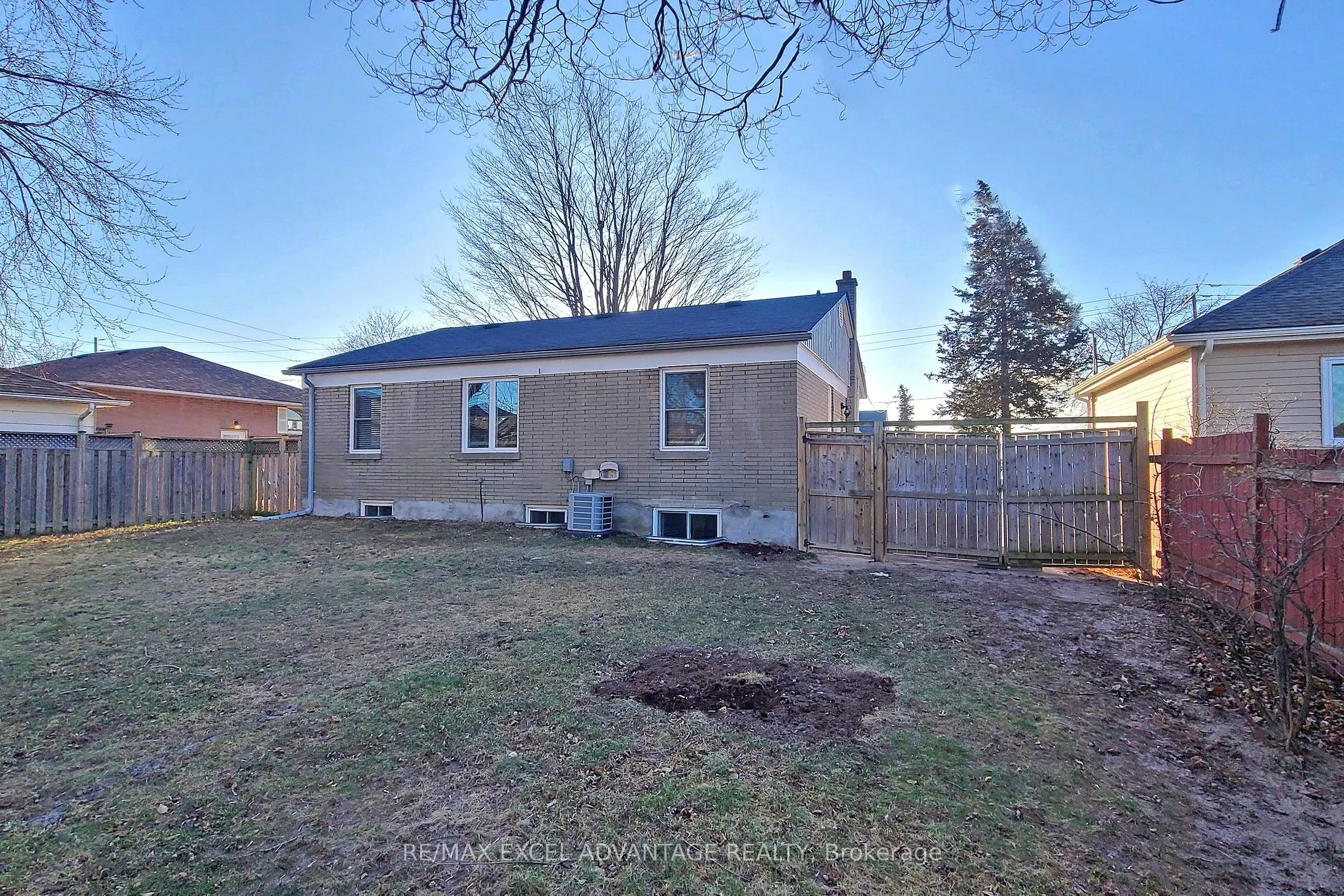 558 Adelaide Avenue W, #Lower