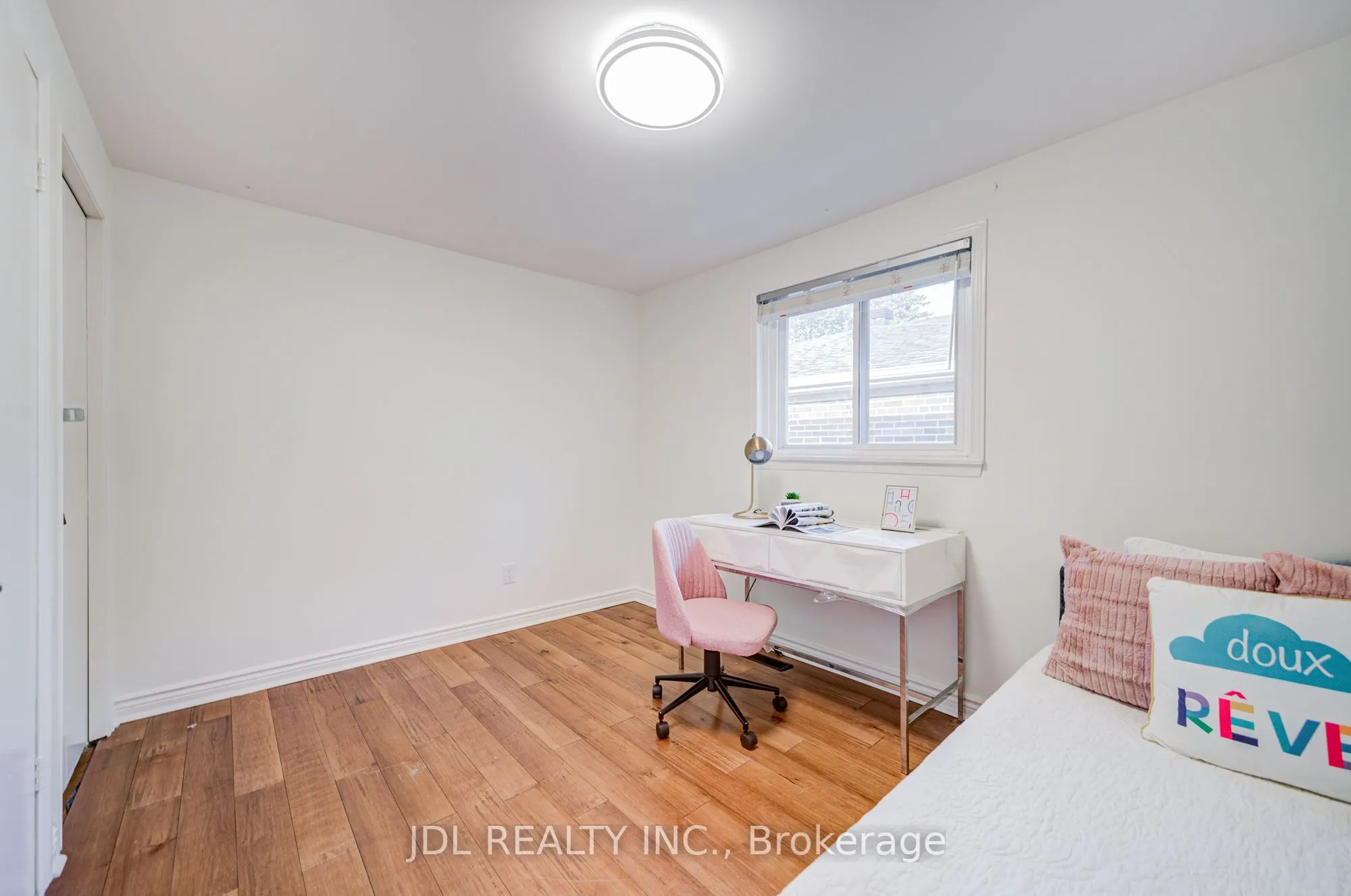 6 Norhead Avenue