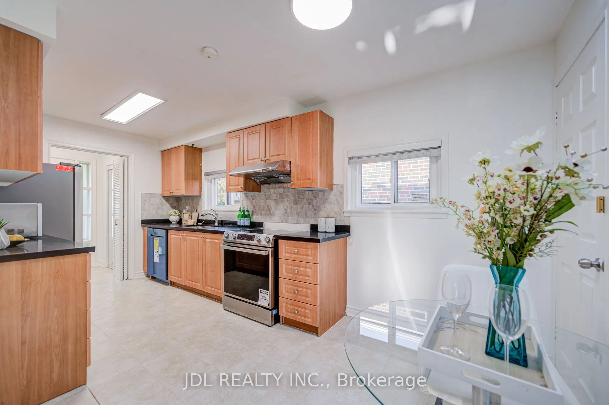 6 Norhead Avenue