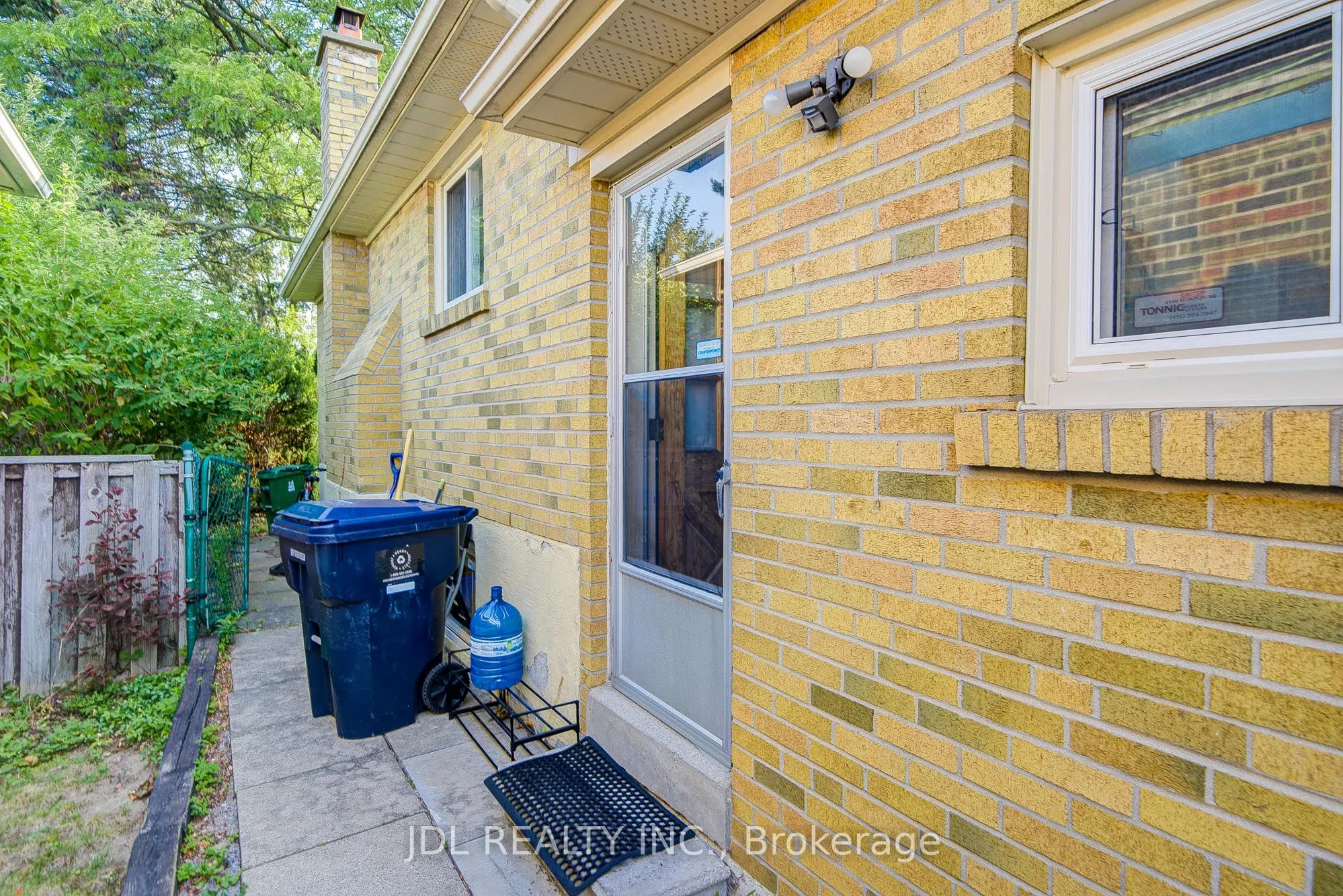 6 Norhead Avenue