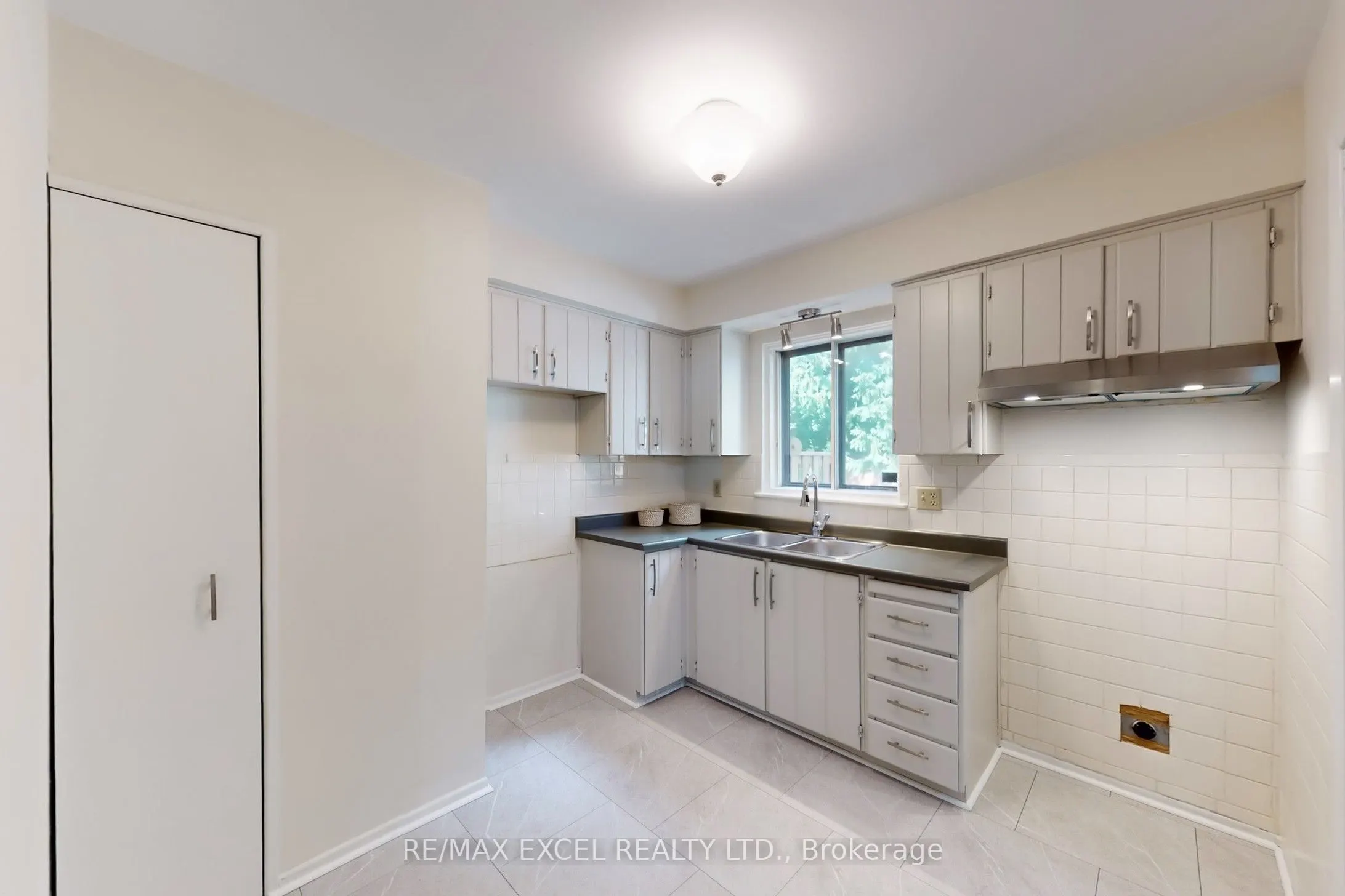 161 Carolbreen Square