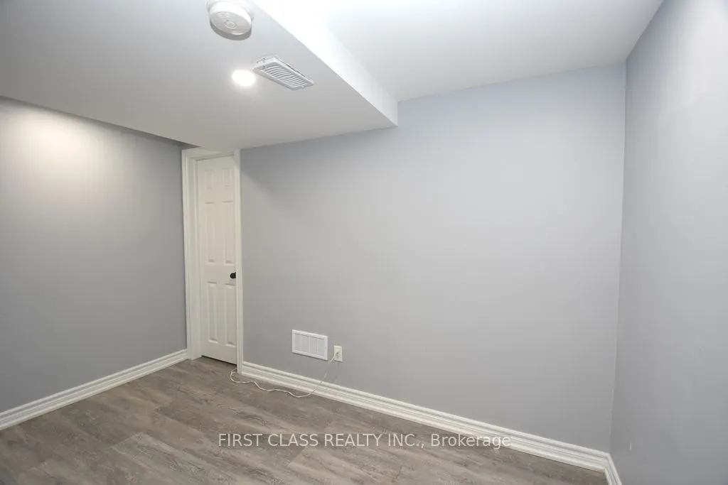 1506 Simcoe Street N, #B1