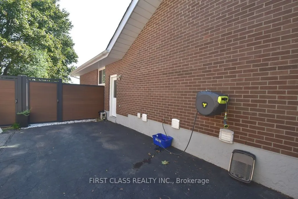 1506 Simcoe Street N, #B1