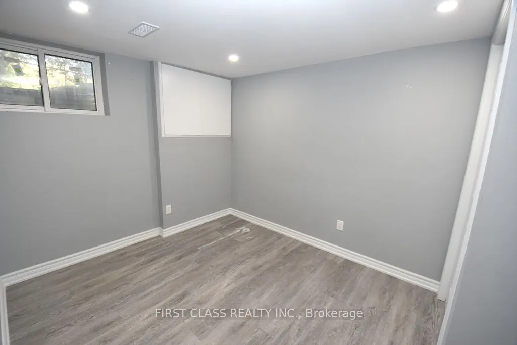 1506 Simcoe Street N, #B1
