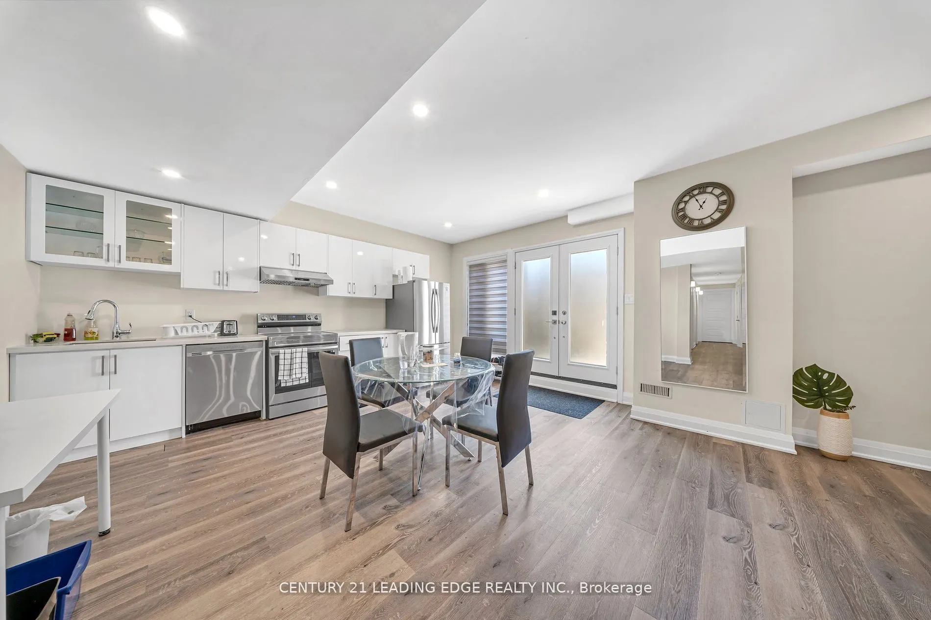 736 Hillview Crescent