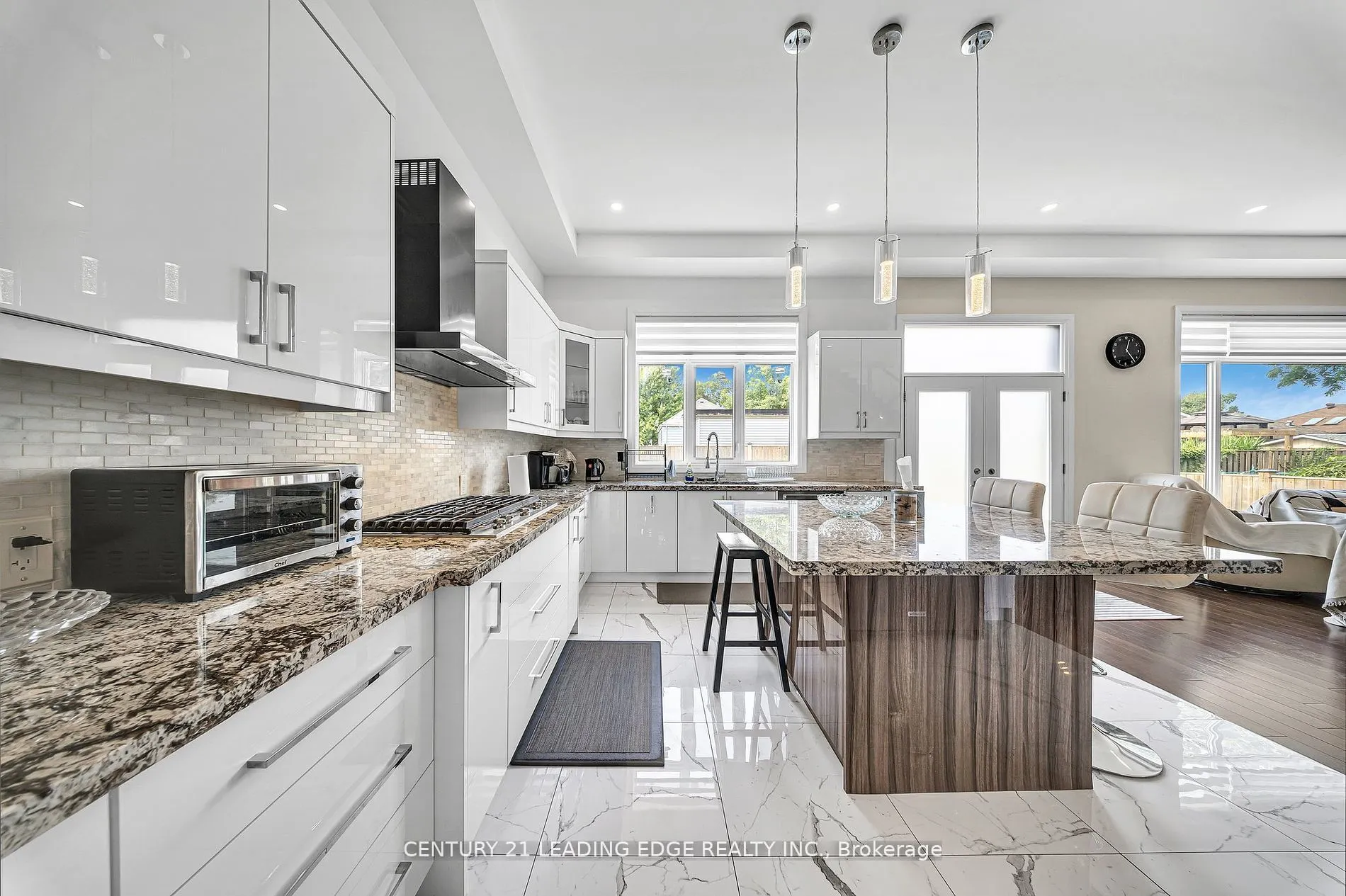 736 Hillview Crescent