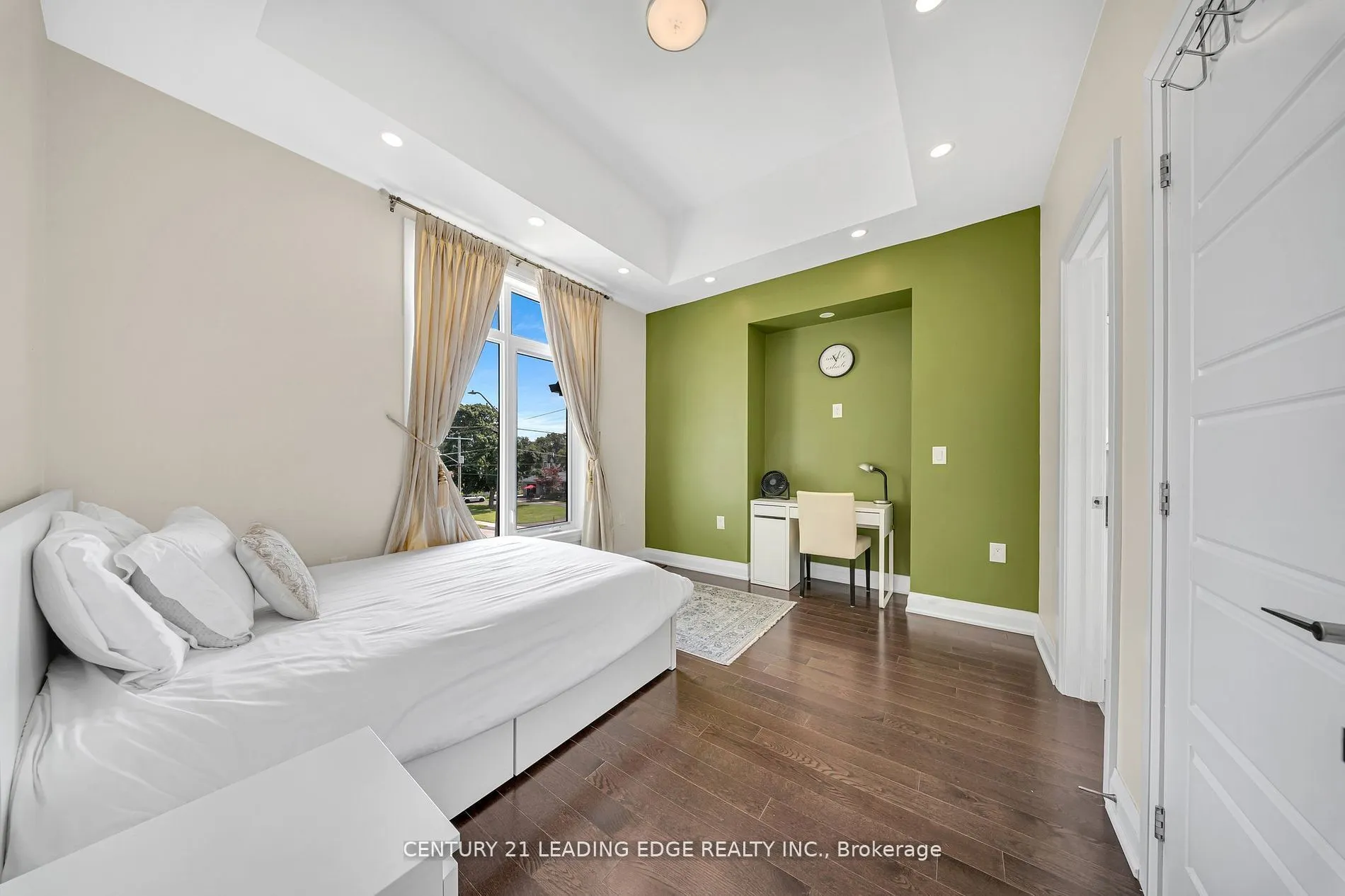 736 Hillview Crescent