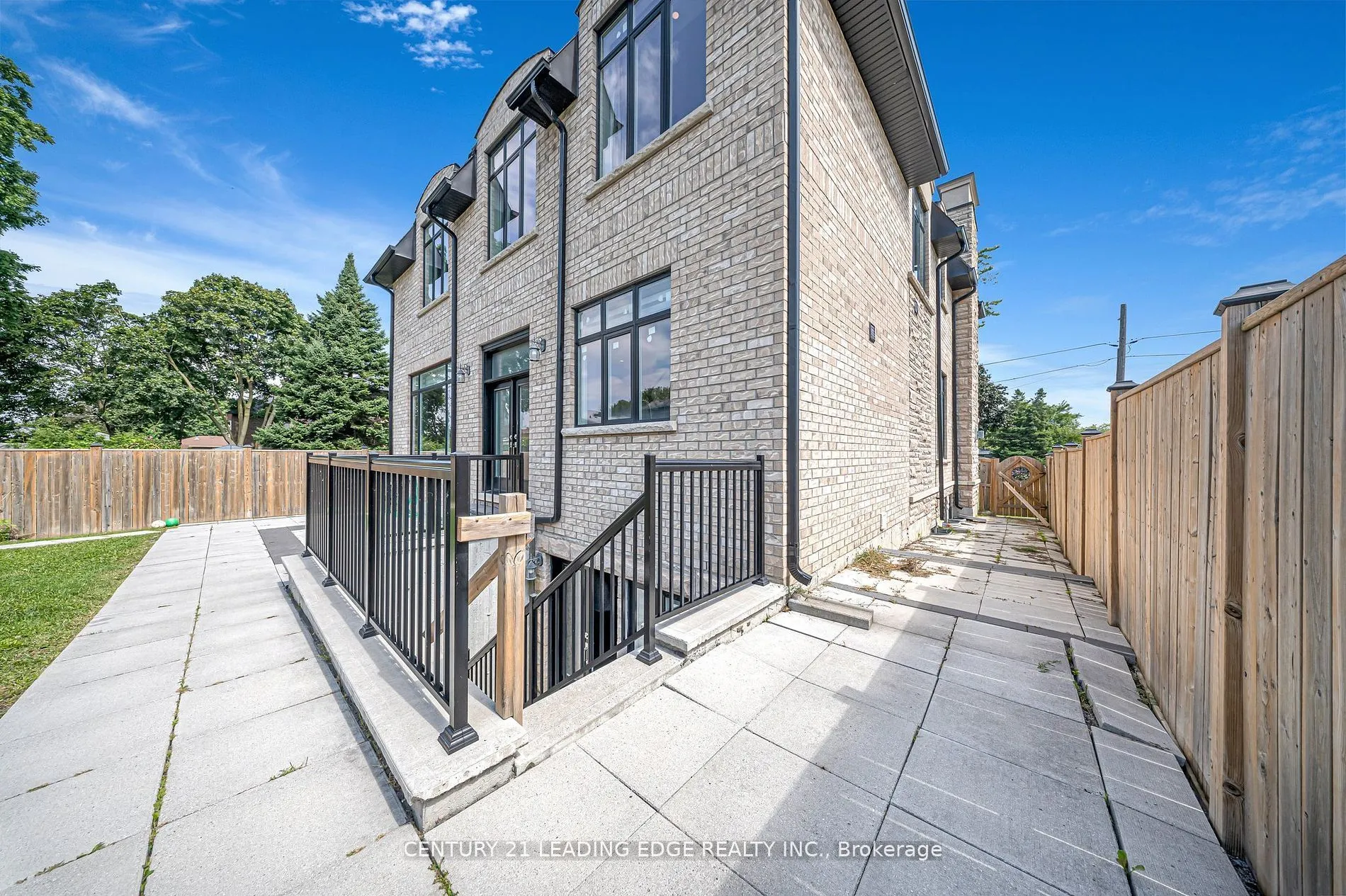 736 Hillview Crescent