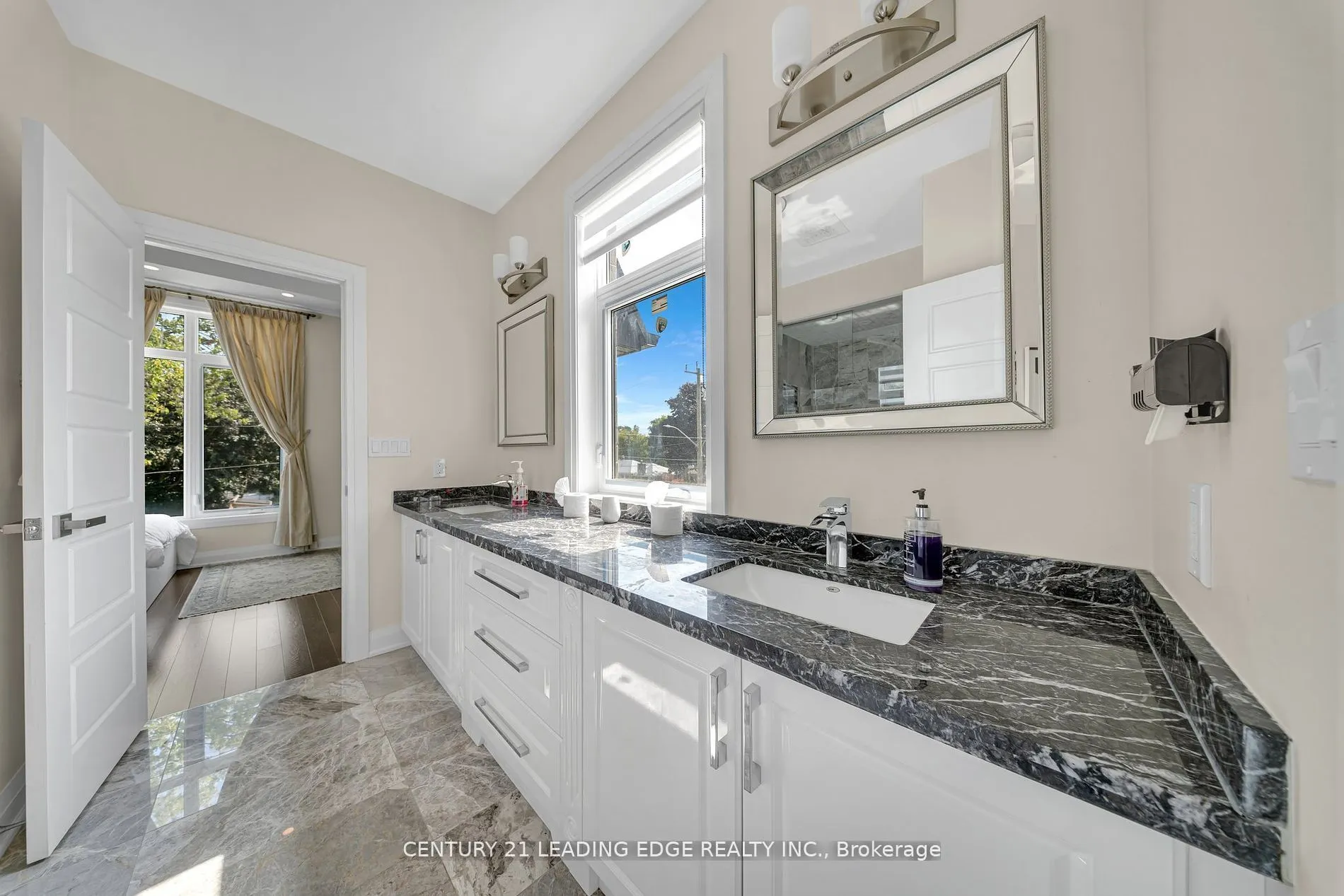 736 Hillview Crescent