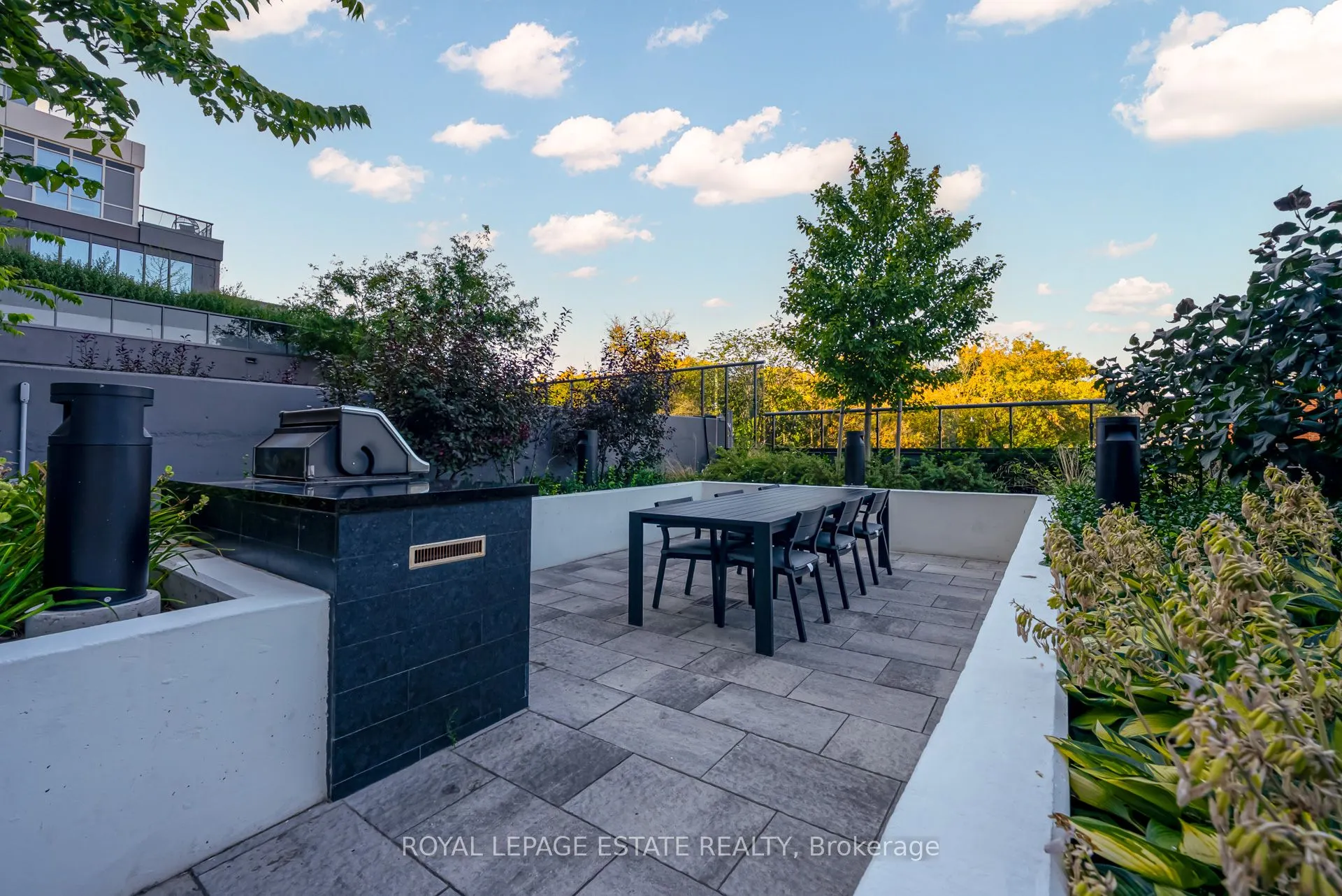 286 Main Street, #1806