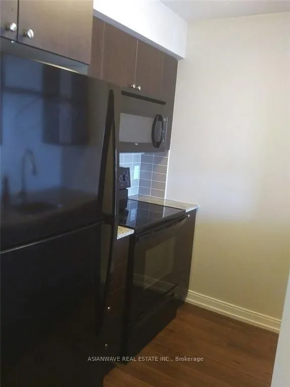 181 Village Green Square, #2916