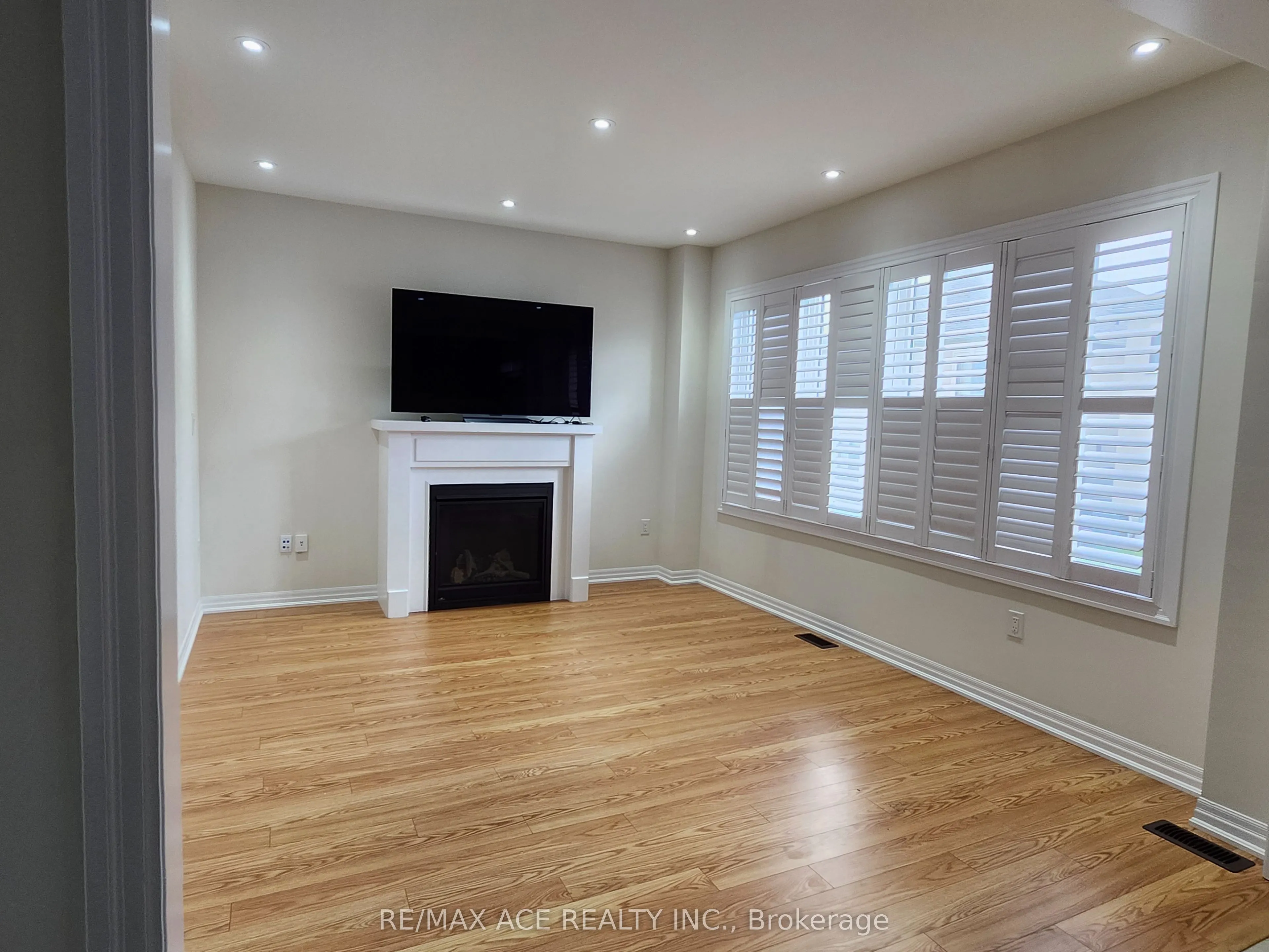 7 Northrop Avenue, #Main