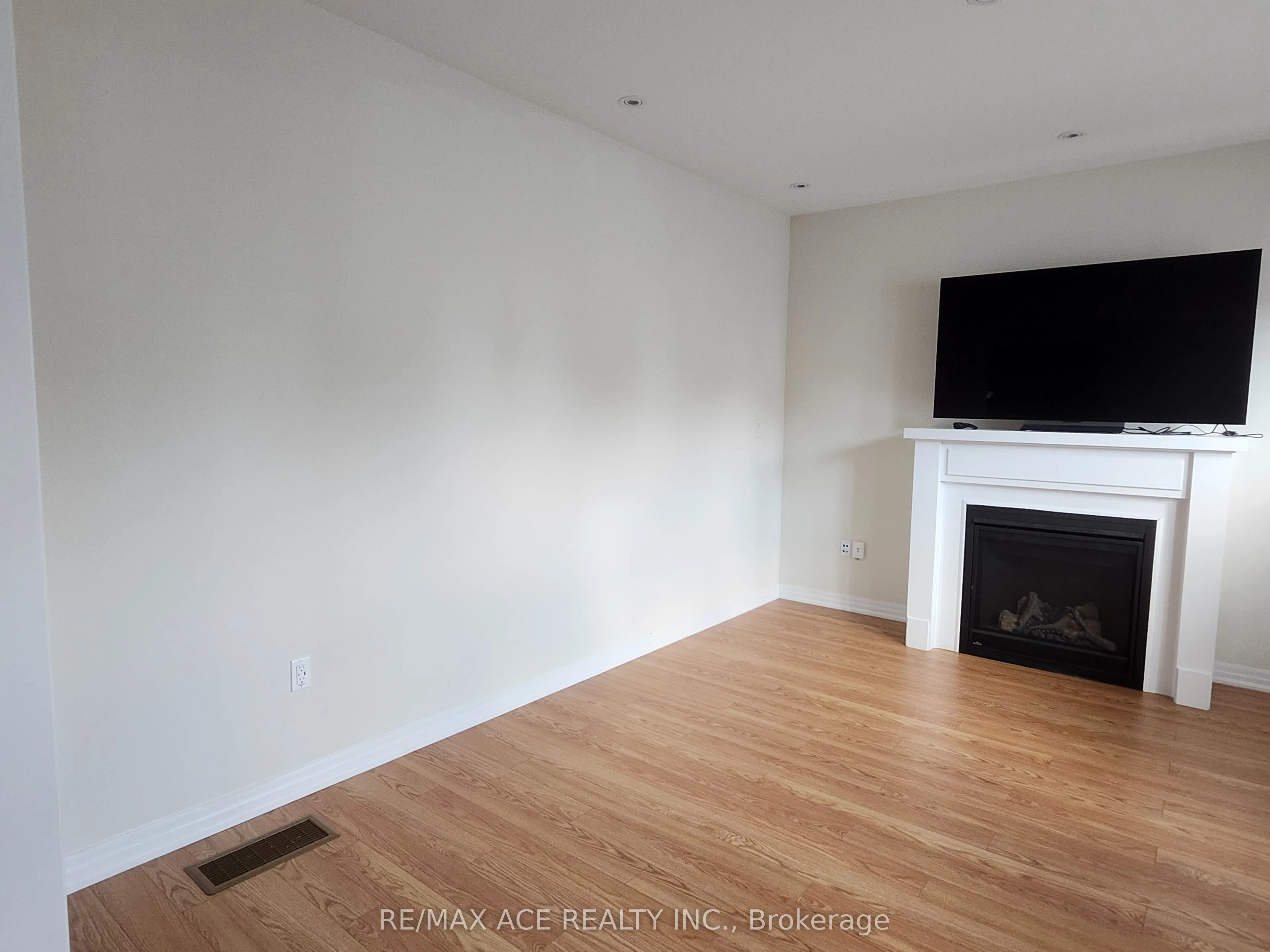 7 Northrop Avenue, #Main