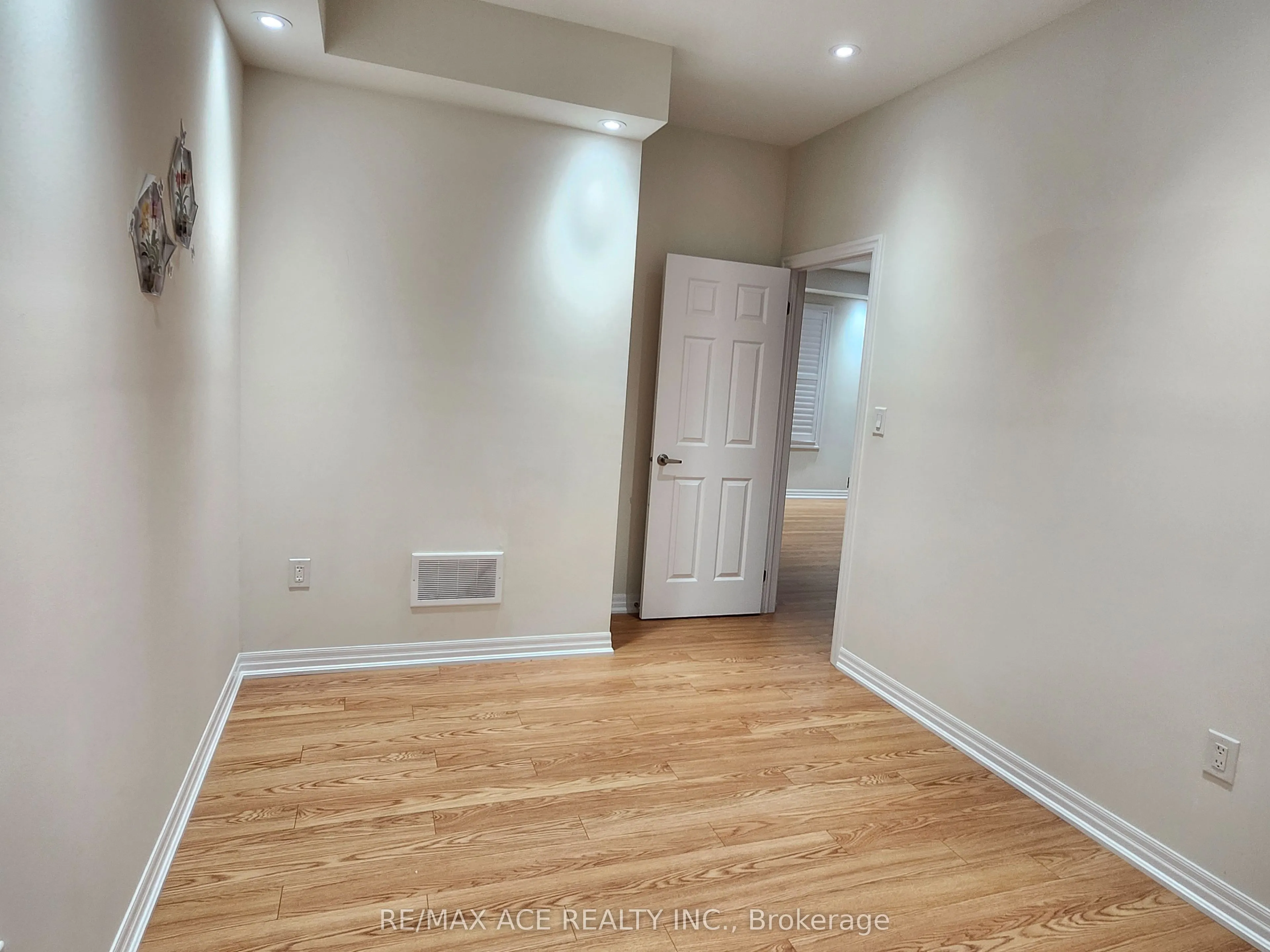 7 Northrop Avenue, #Main