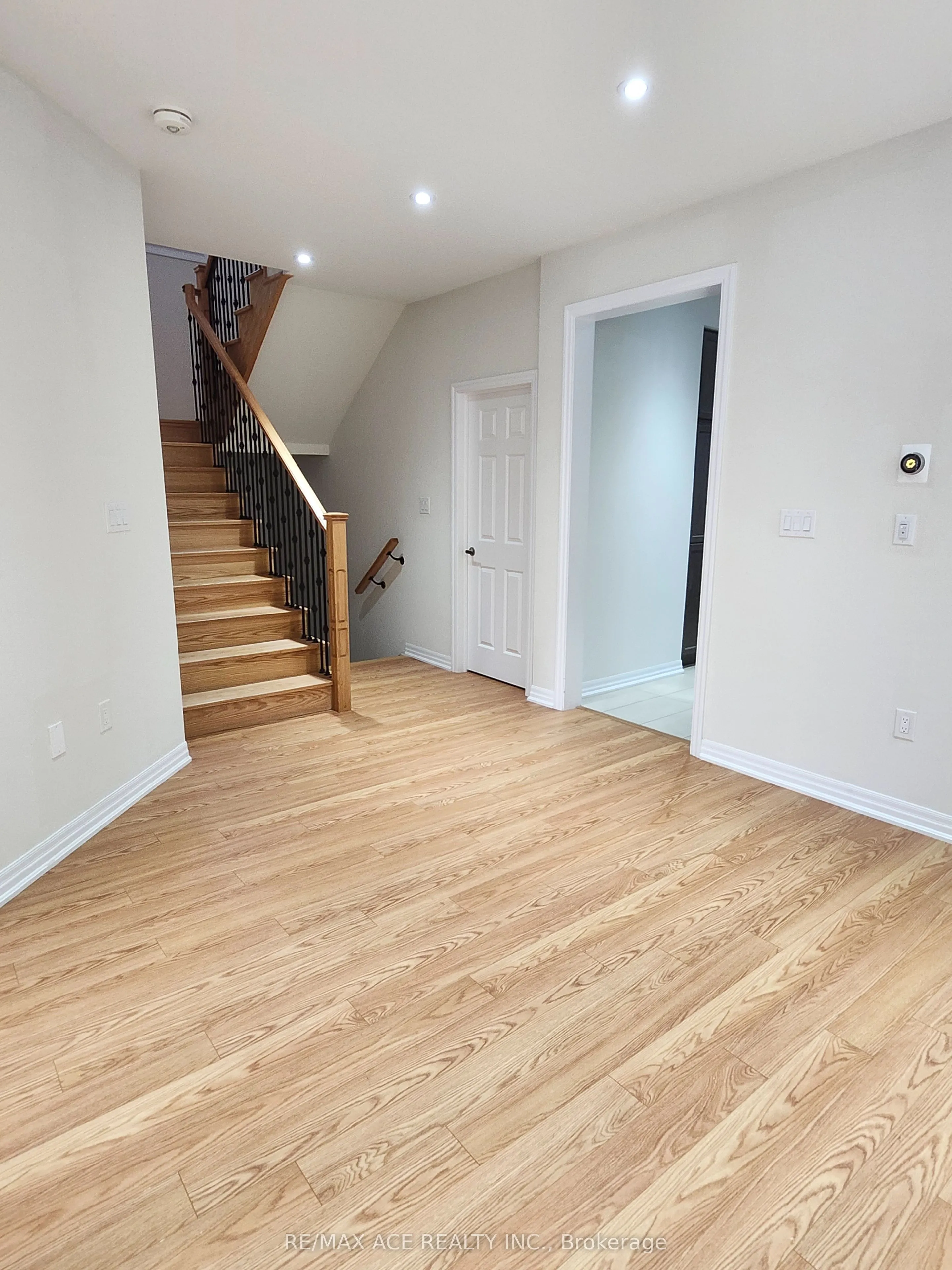 7 Northrop Avenue, #Main