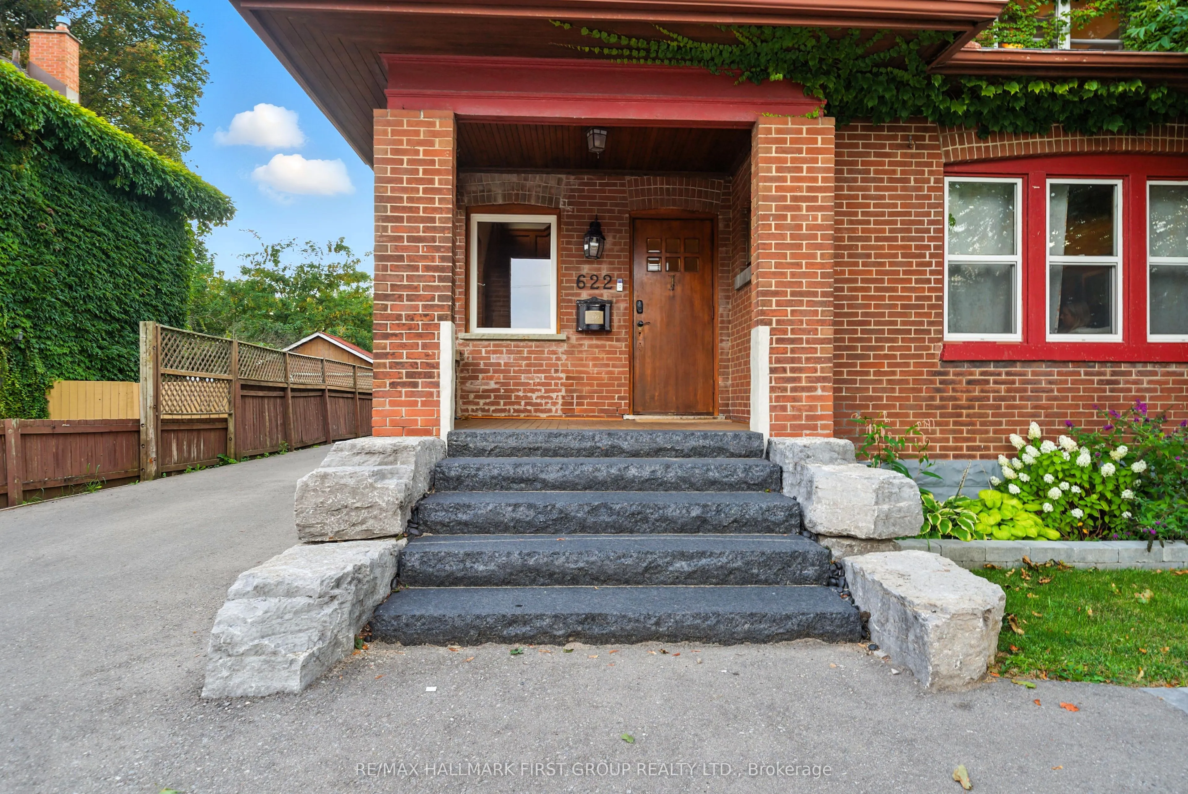622 Simcoe Street N, #Main/Second Floor