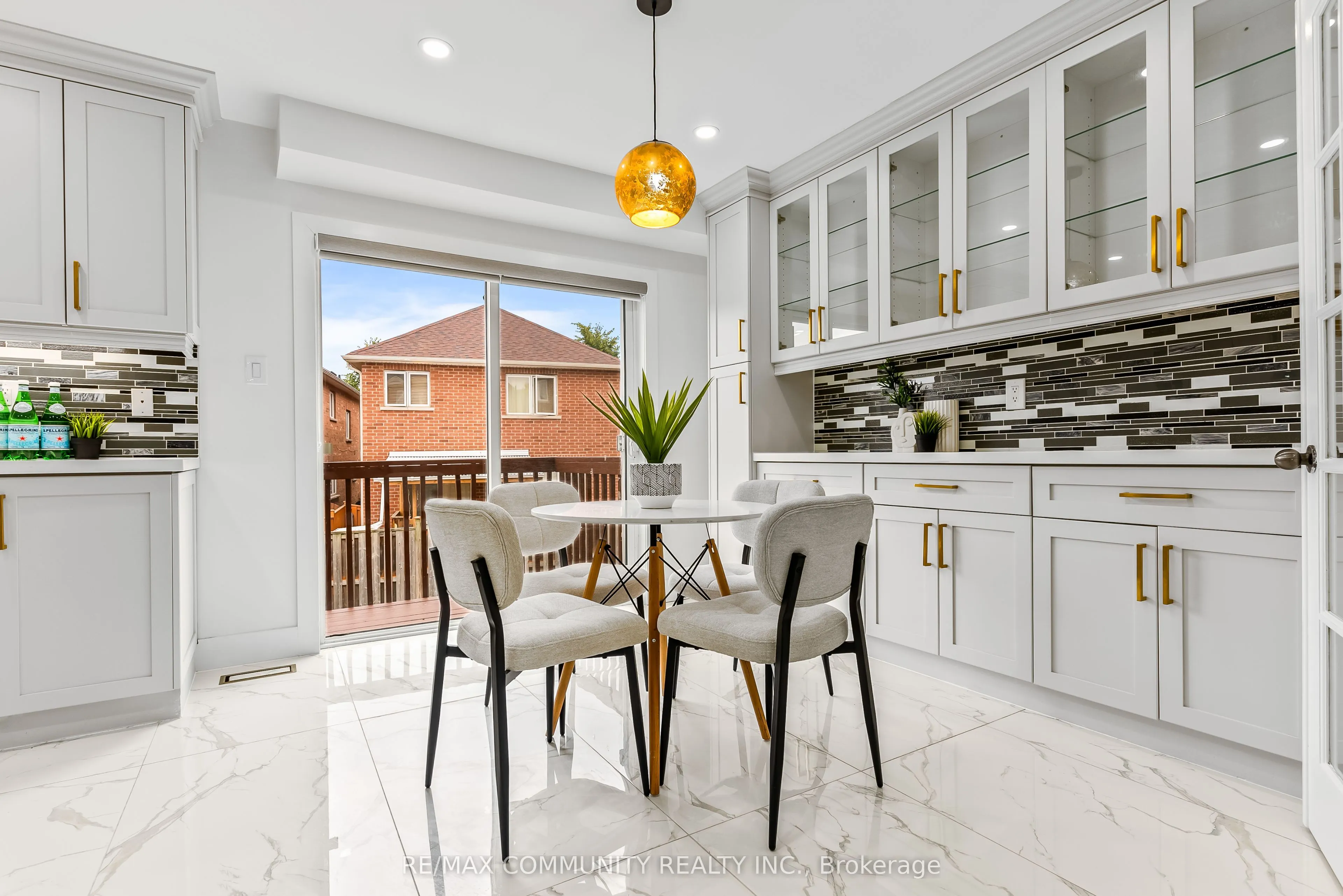 5 White Heather Boulevard