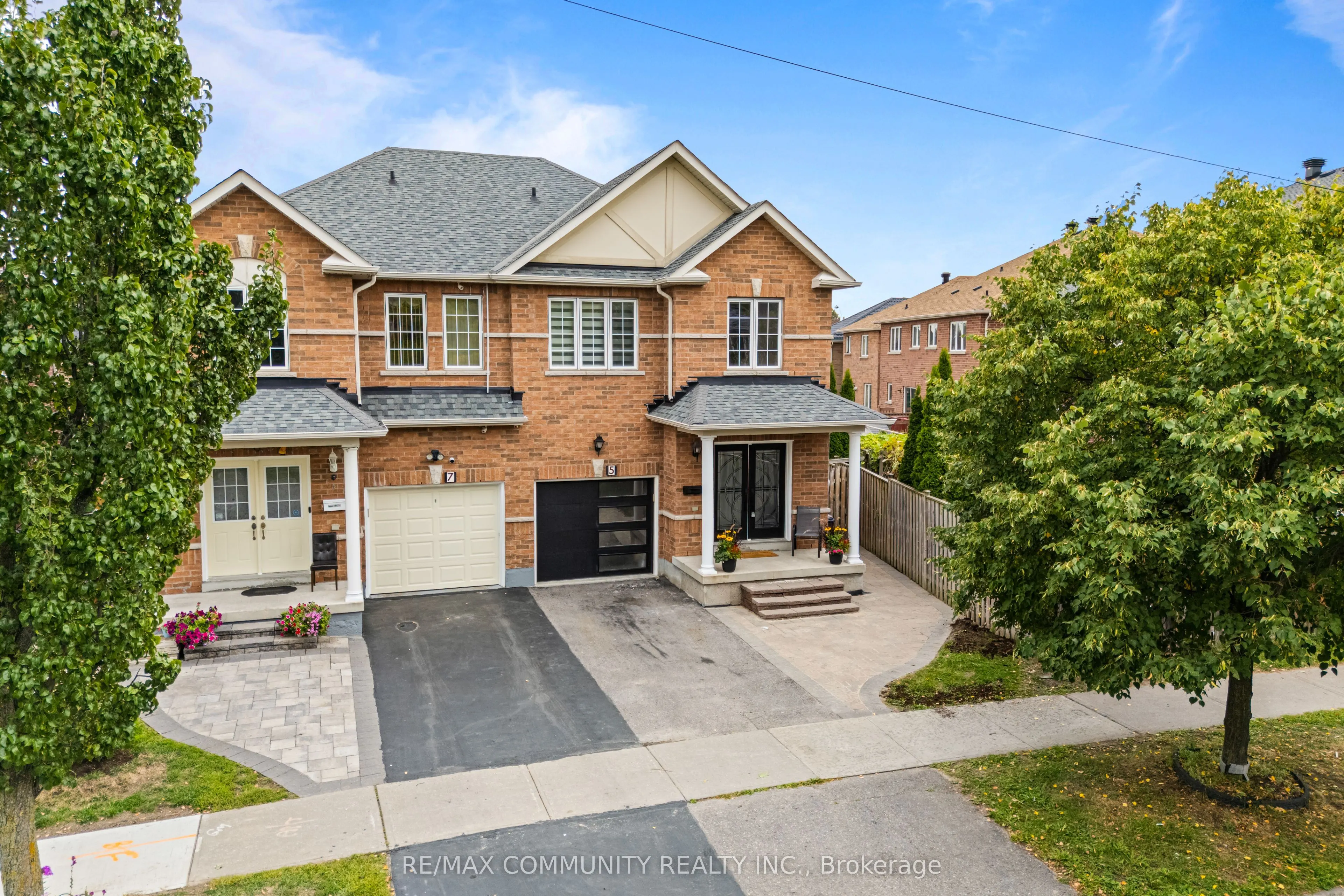 5 White Heather Boulevard