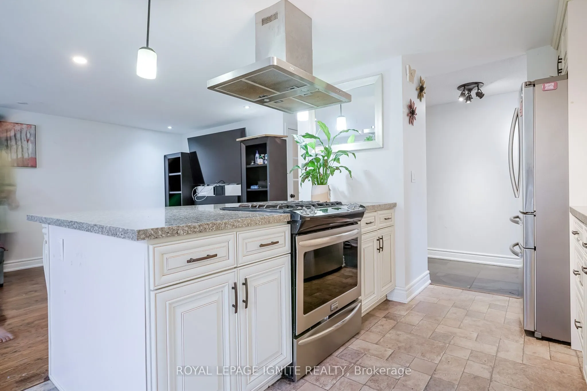 754 Downview Crescent