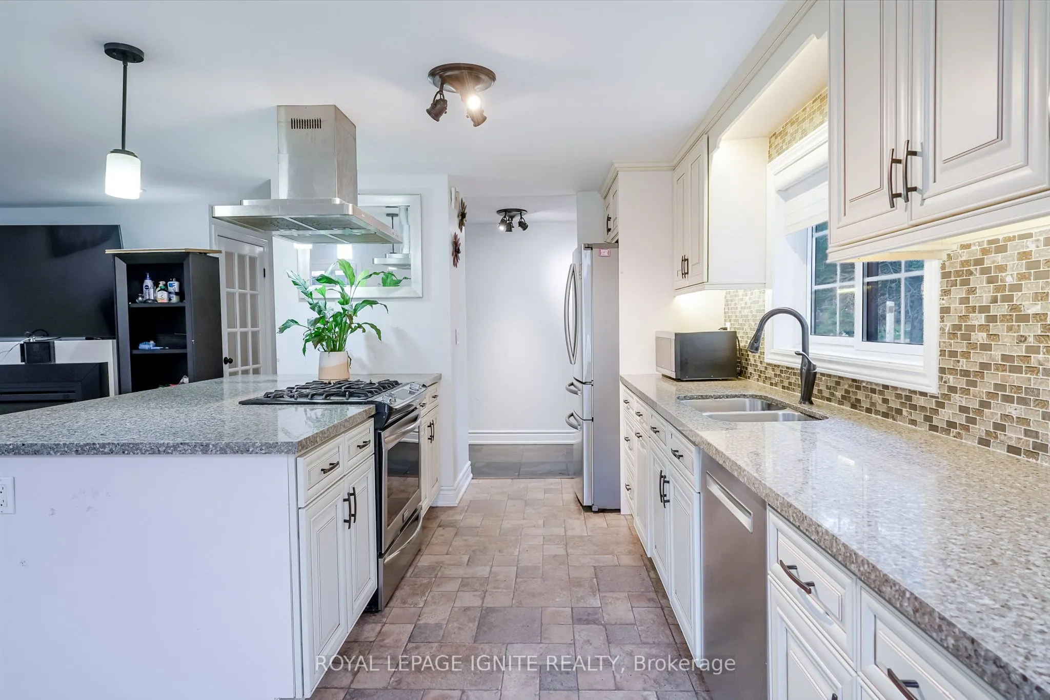 754 Downview Crescent