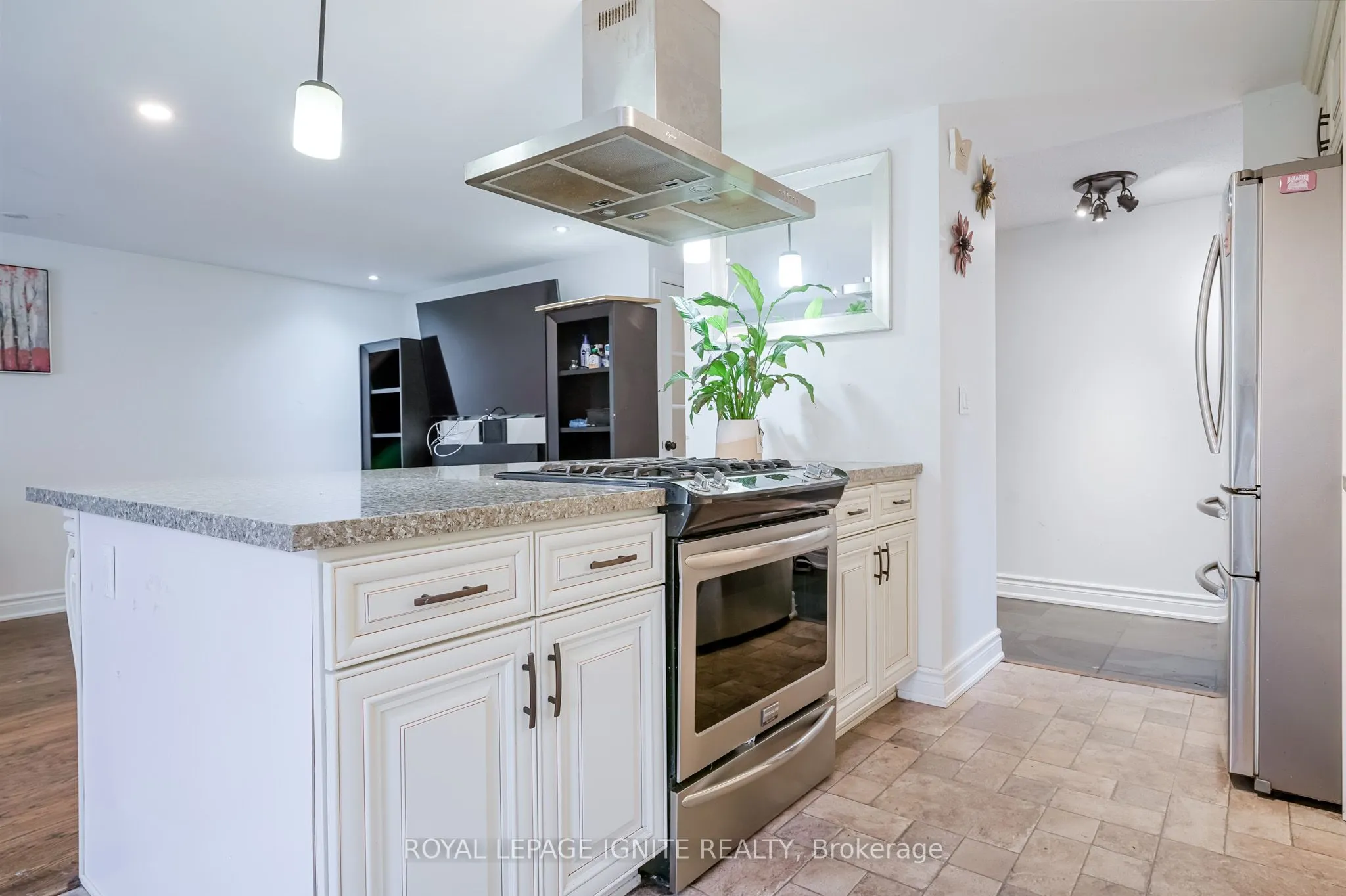 754 Downview Crescent