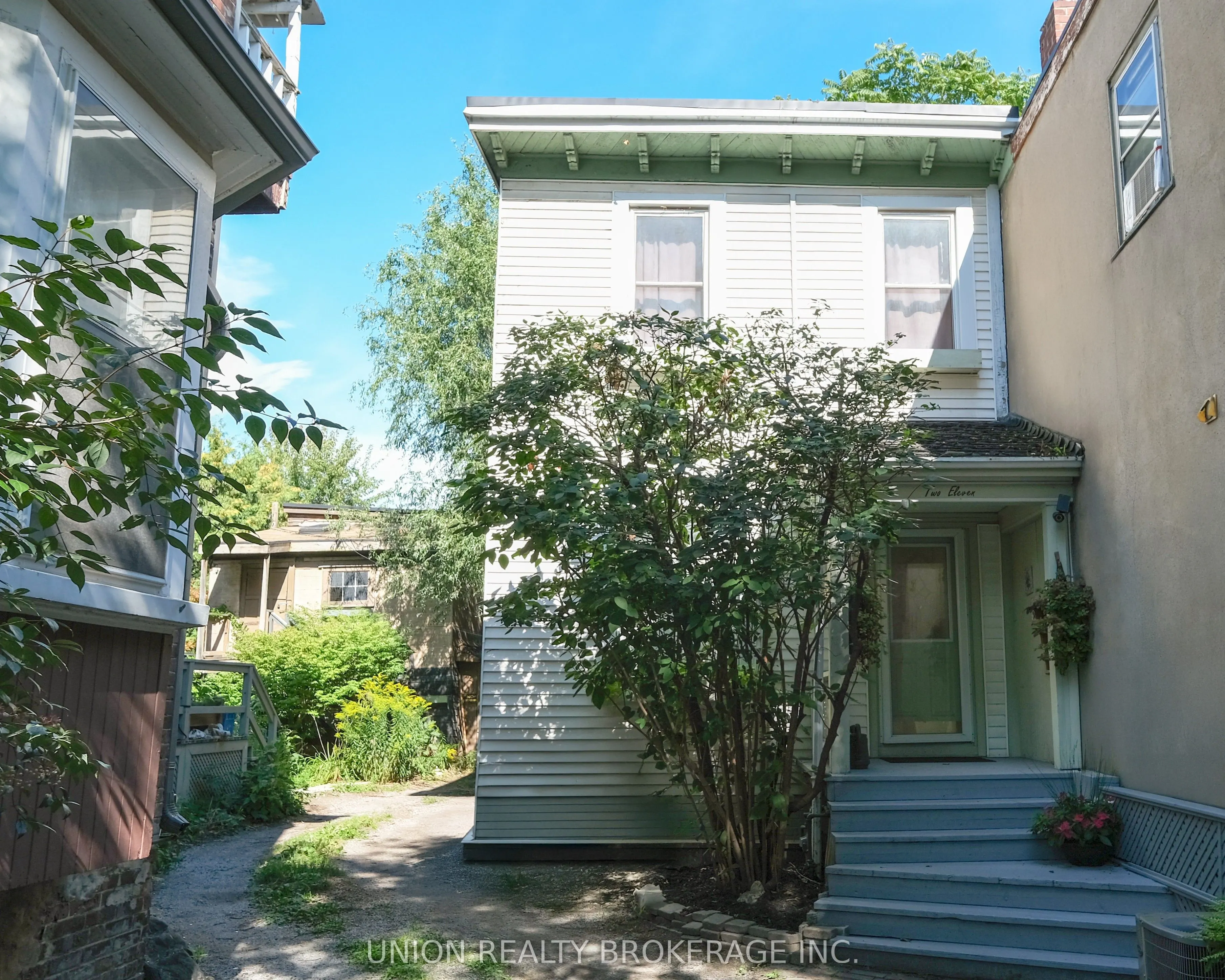 211 De Grassi Street