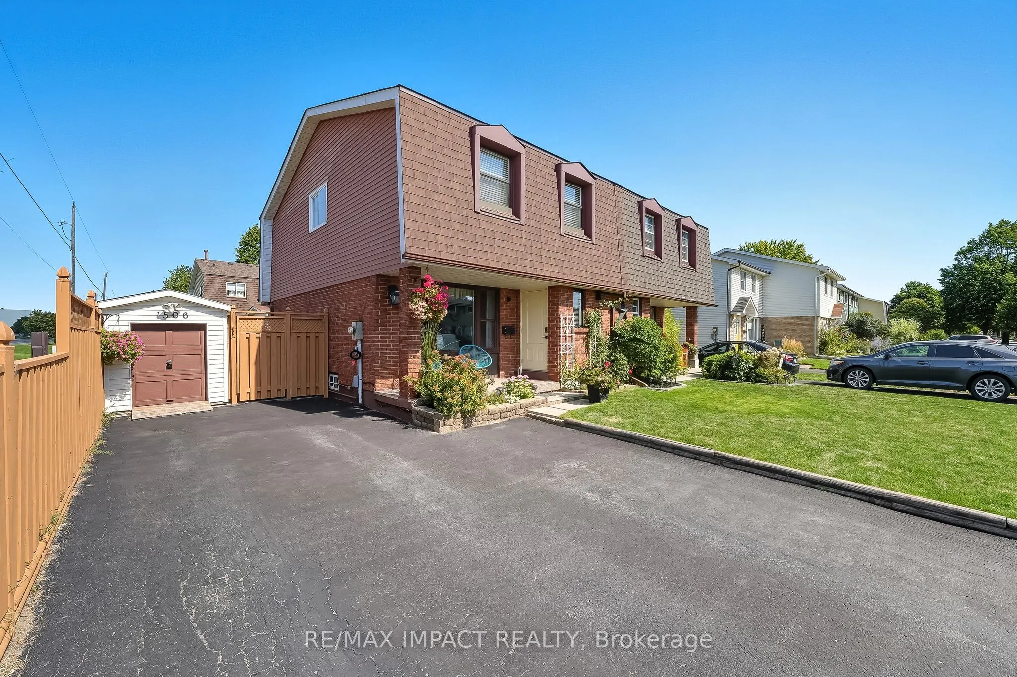 1506 Fenelon Crescent