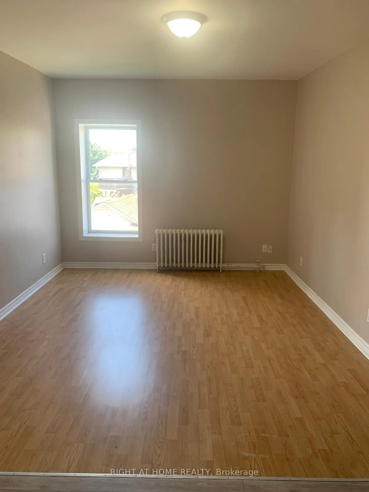 728-730 Simcoe Street S, #6