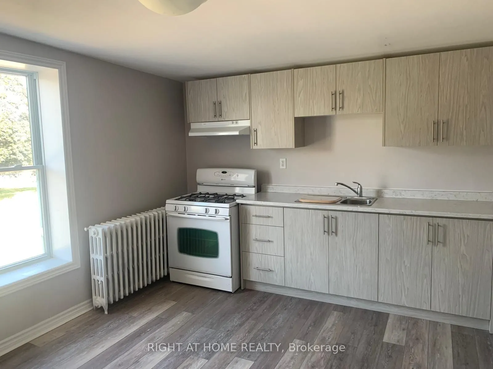 728-730 Simcoe Street S, #6