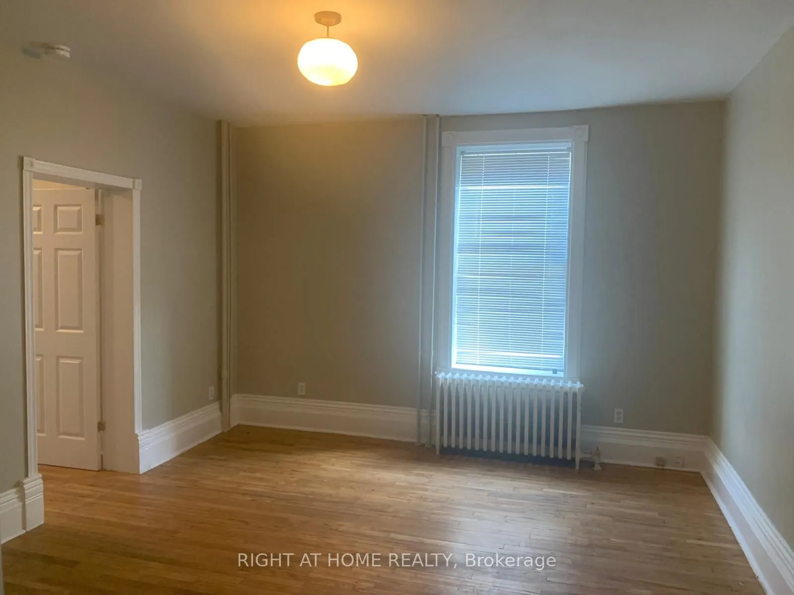 728-730 Simcoe Street S, #6
