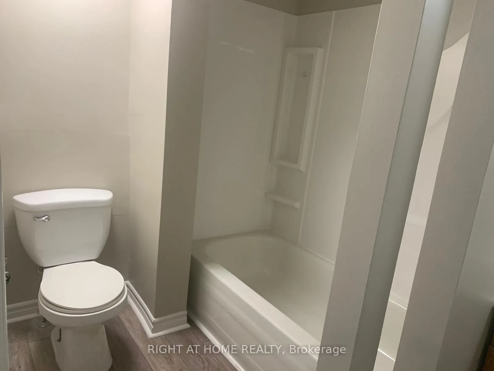 728-730 Simcoe Street S, #6